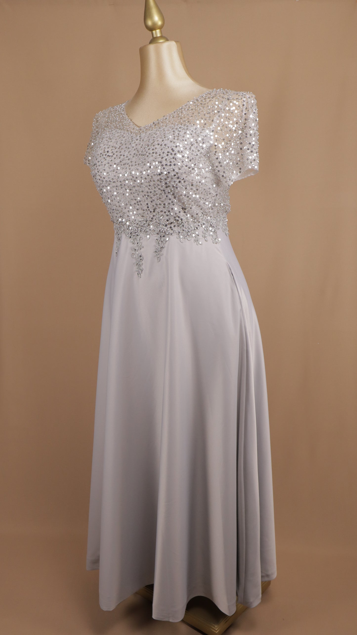 Vestido largo talla extra con aplicación y manga corta