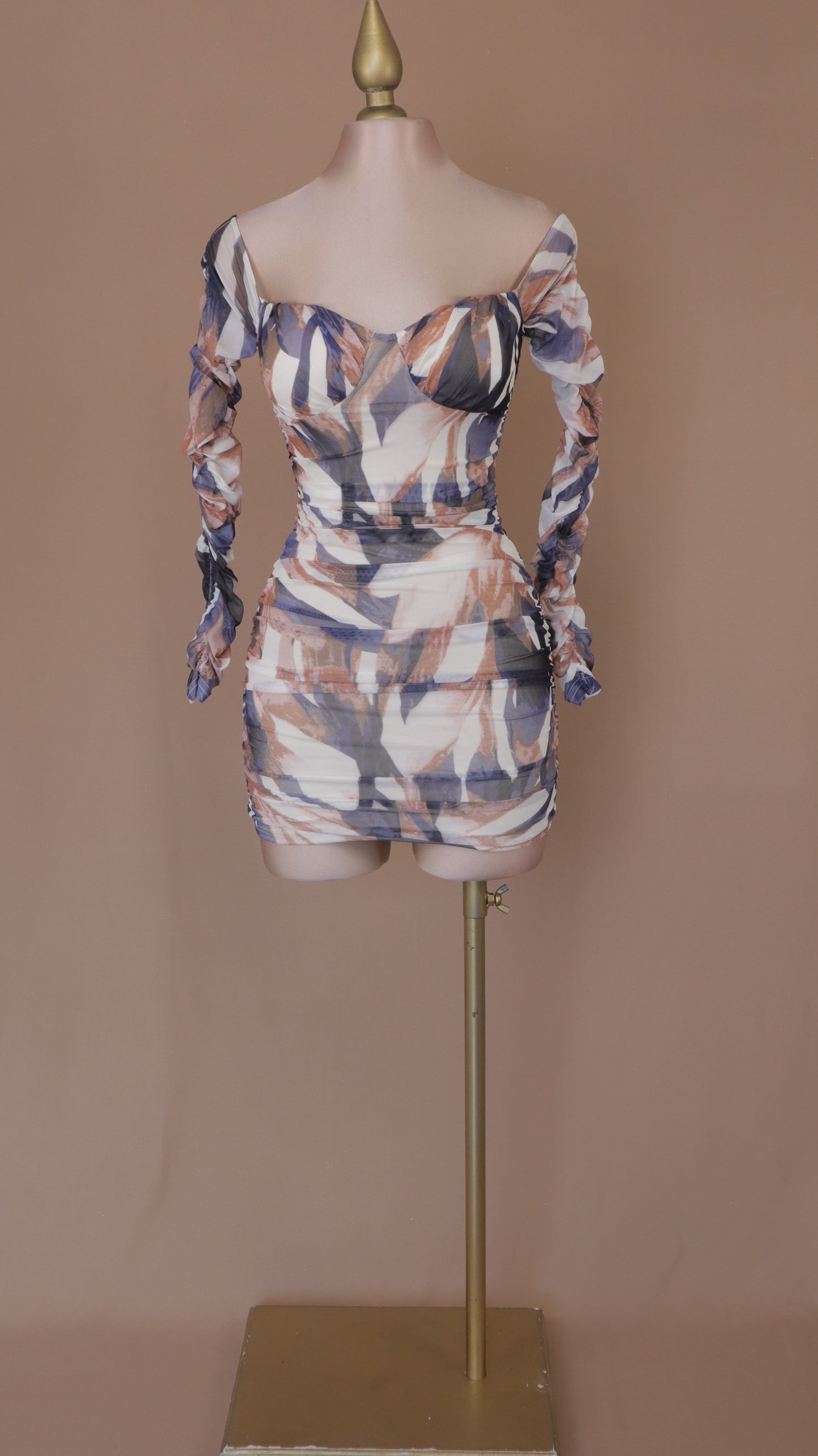 Vestido corto manga larga corrugado