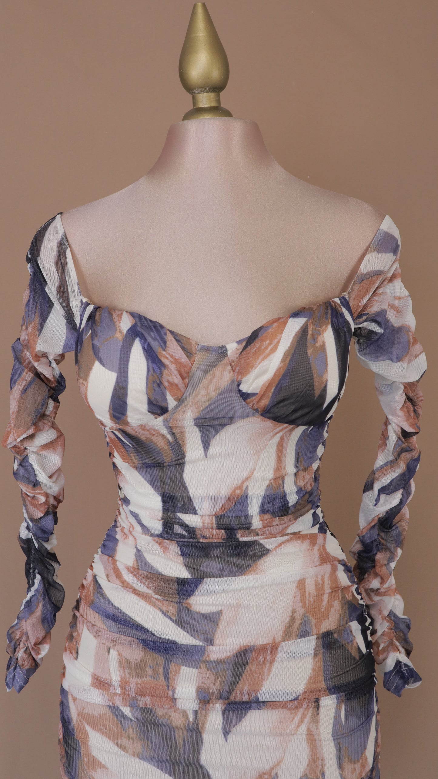 Vestido corto manga larga corrugado