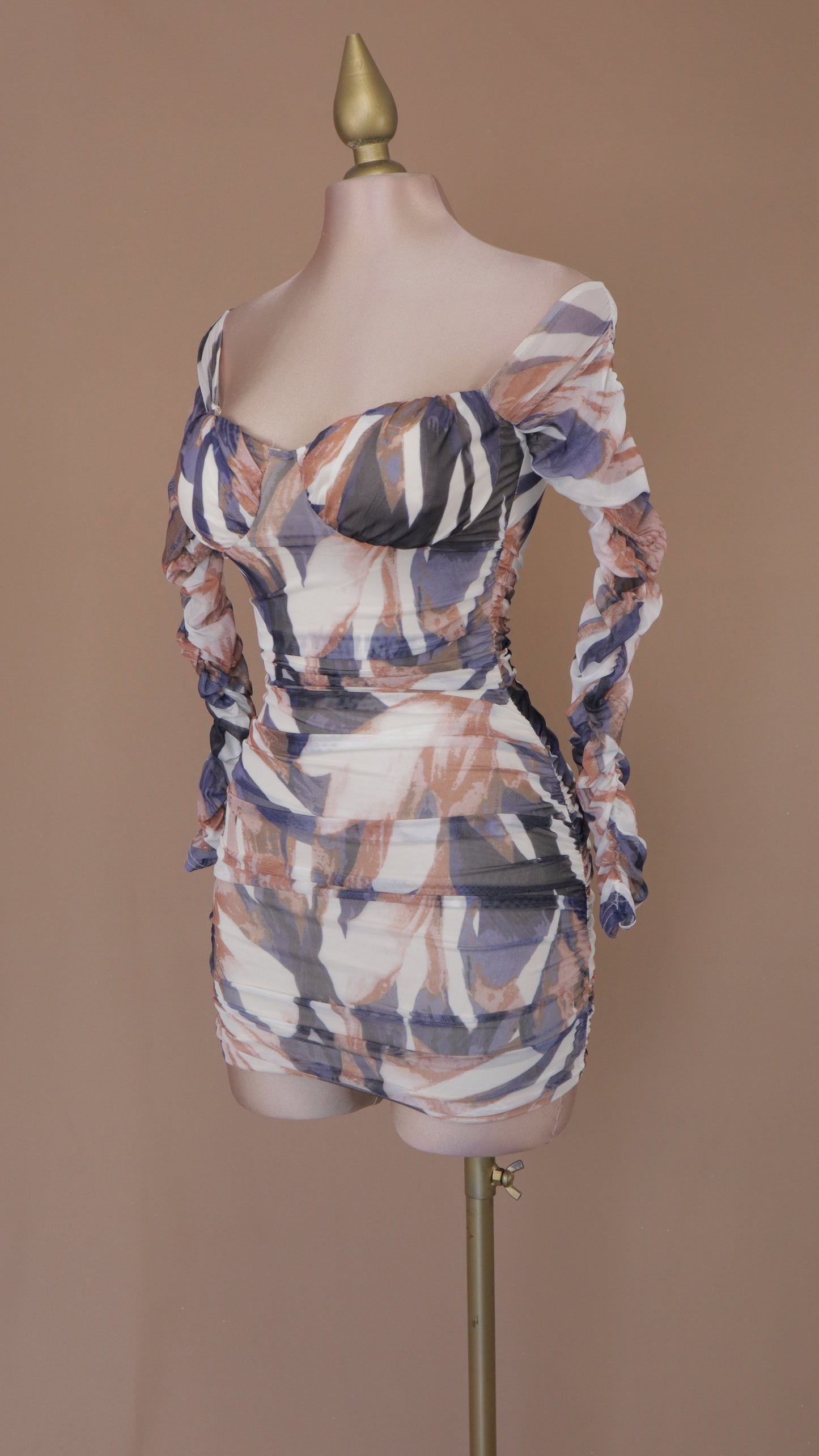 Vestido corto manga larga corrugado