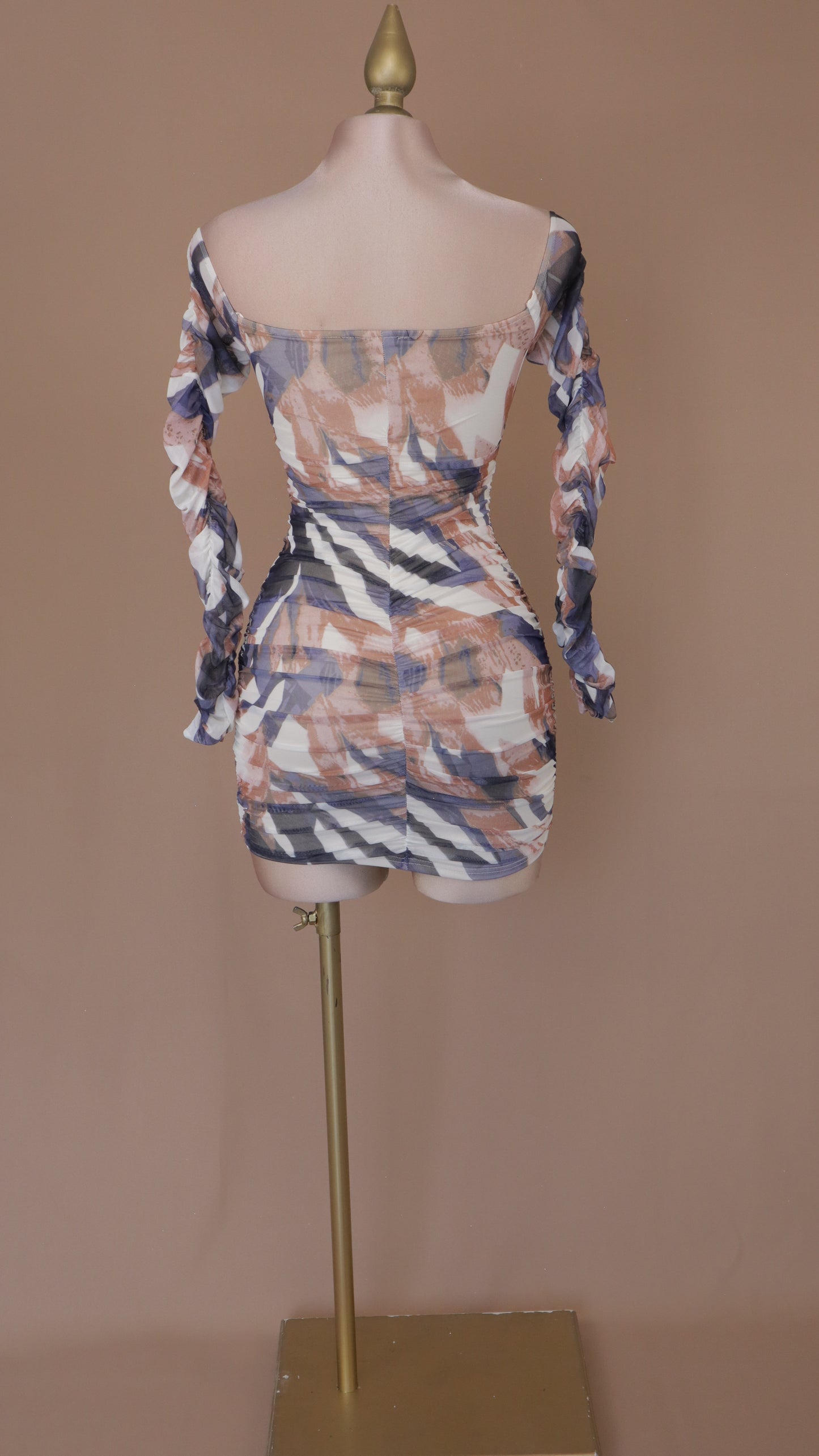 Vestido corto manga larga corrugado