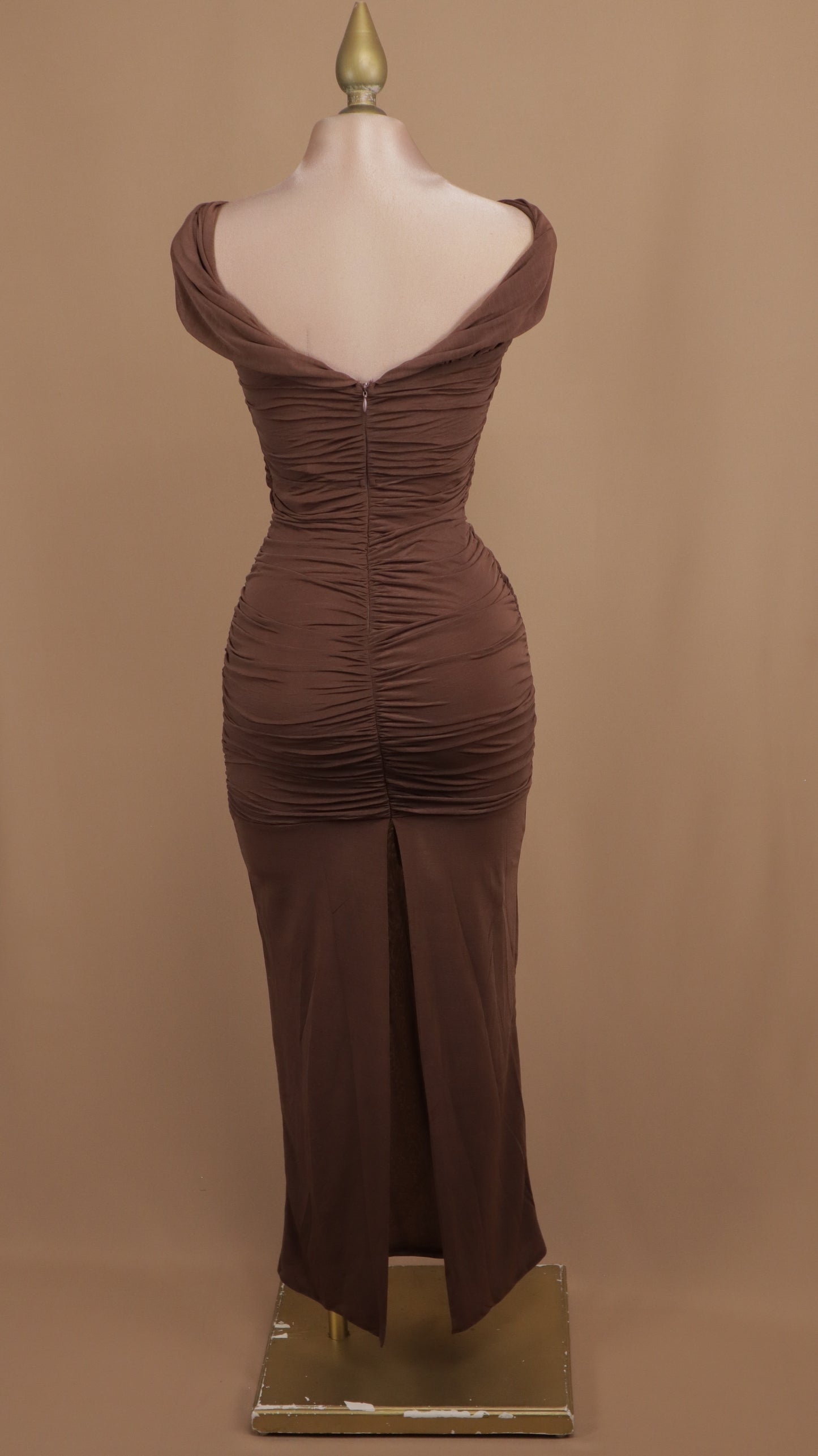 Vestido 3/4 ajustado al hombro con pliegues