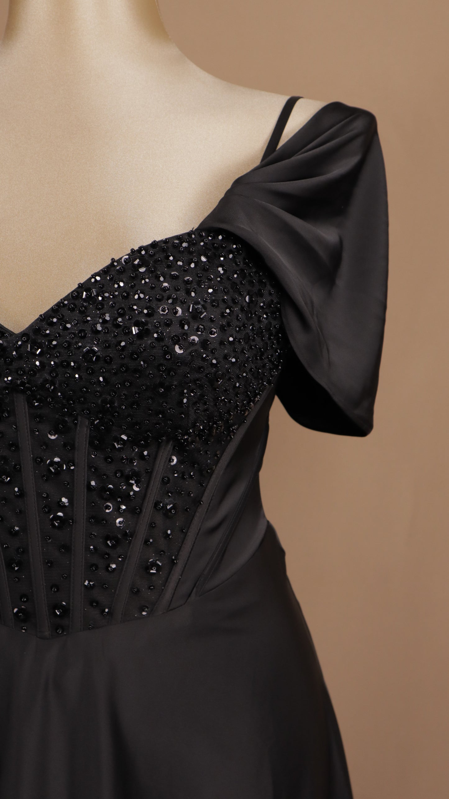 Vestido largo talla extra al hombro con aplicación