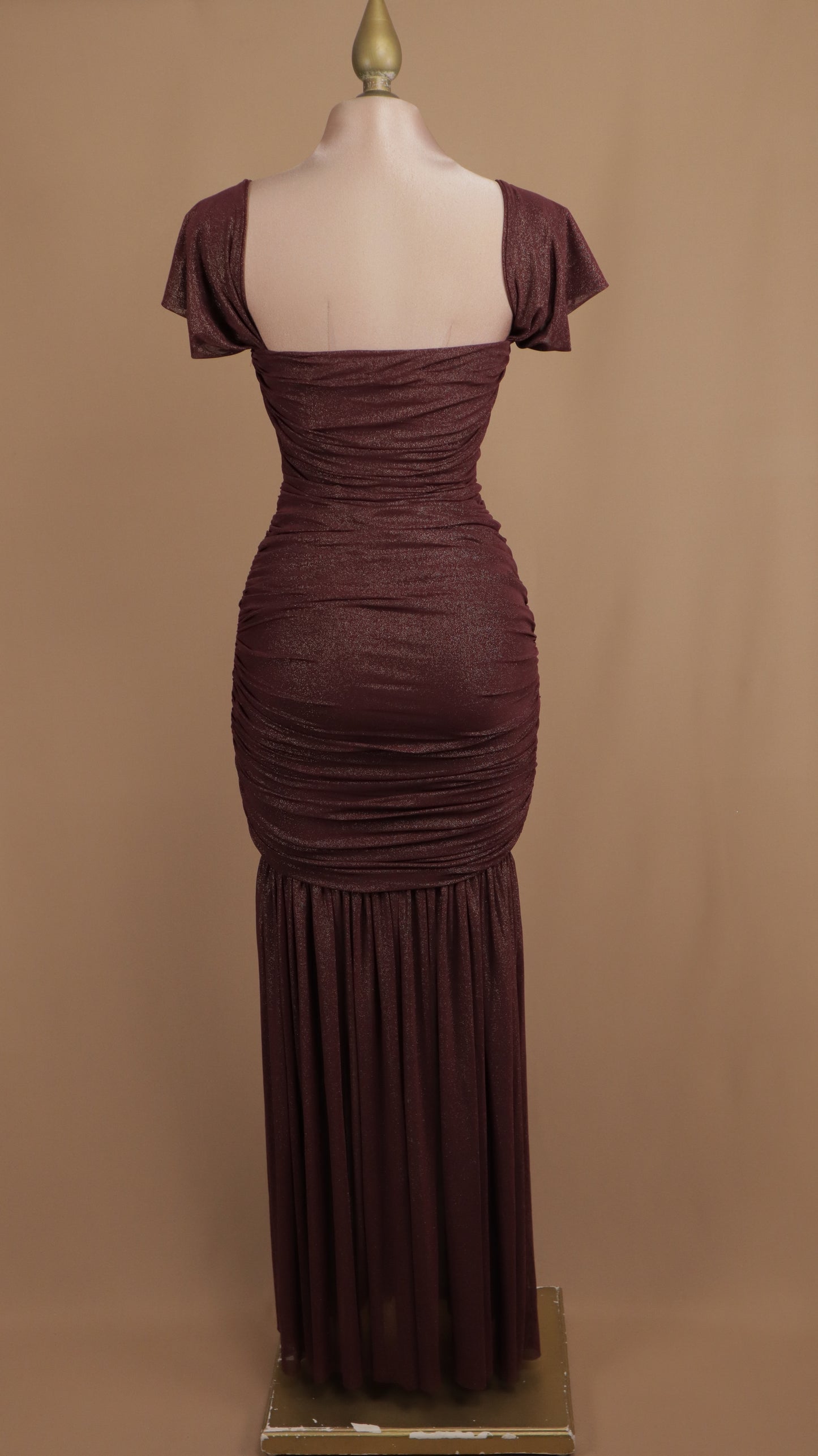 Vestido largo con escote al hombro y destellos