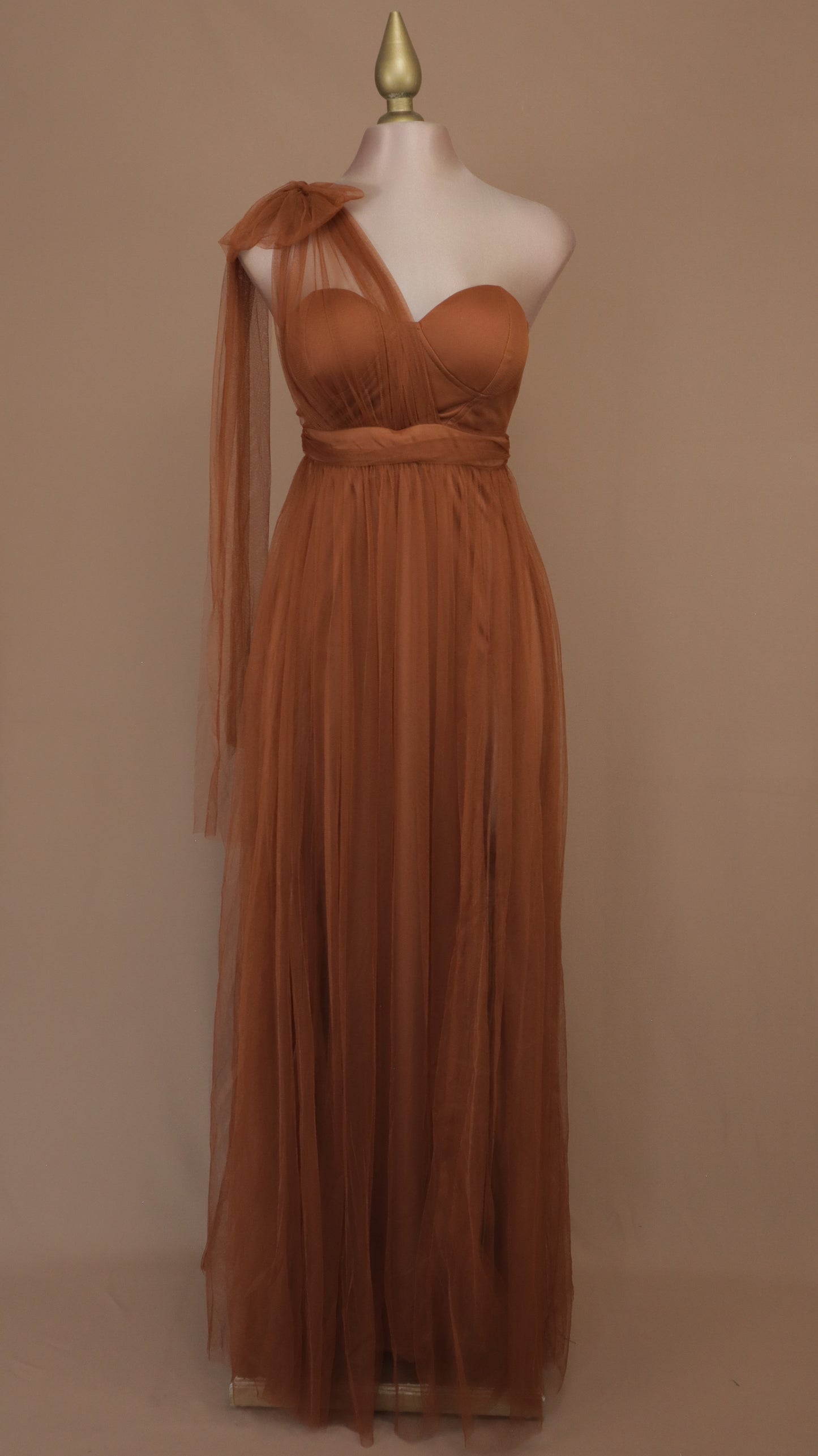 Vestido largo escote asimétrico de tull
