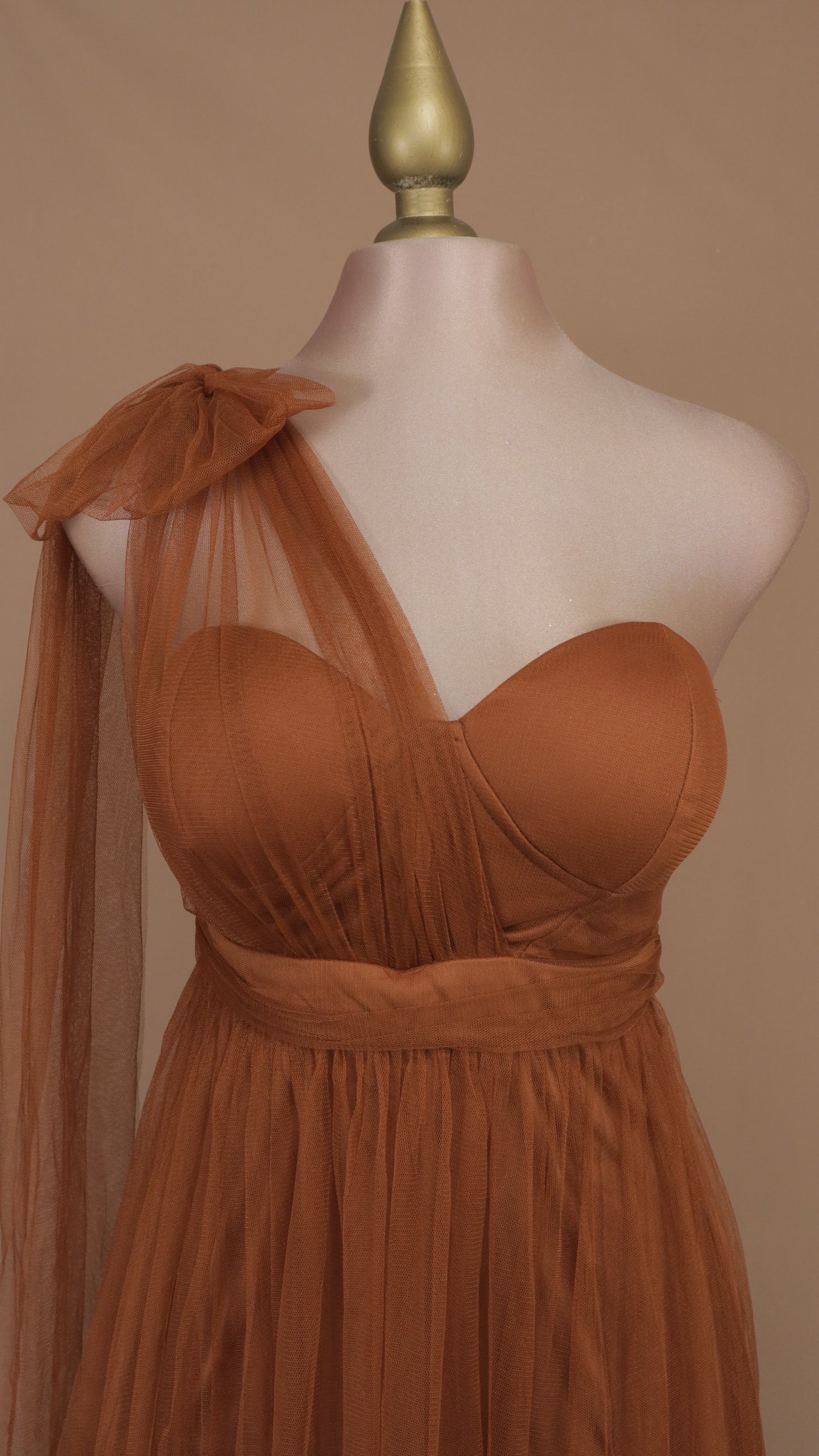 Vestido largo escote asimétrico de tull