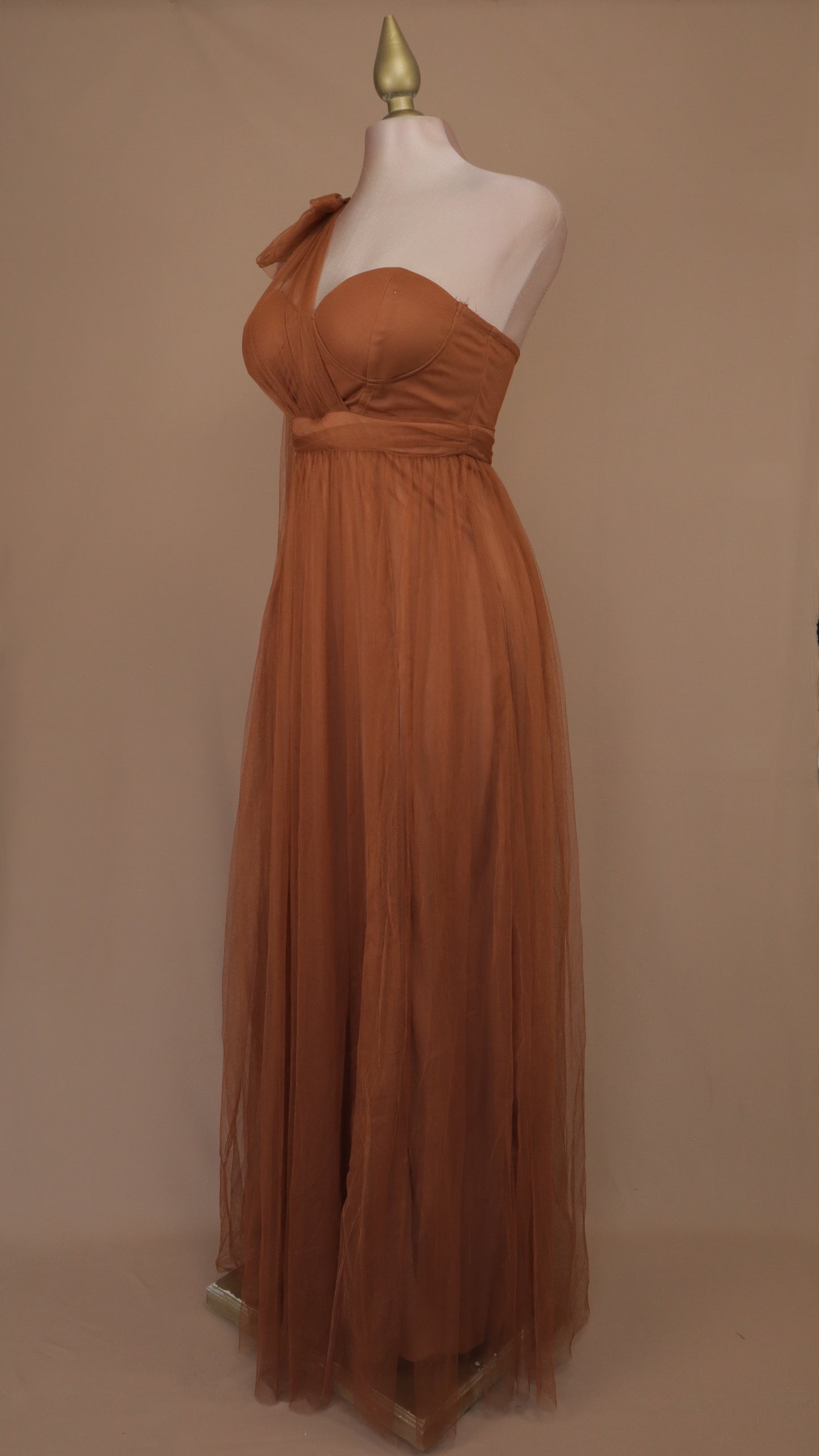 Vestido largo escote asimétrico de tull