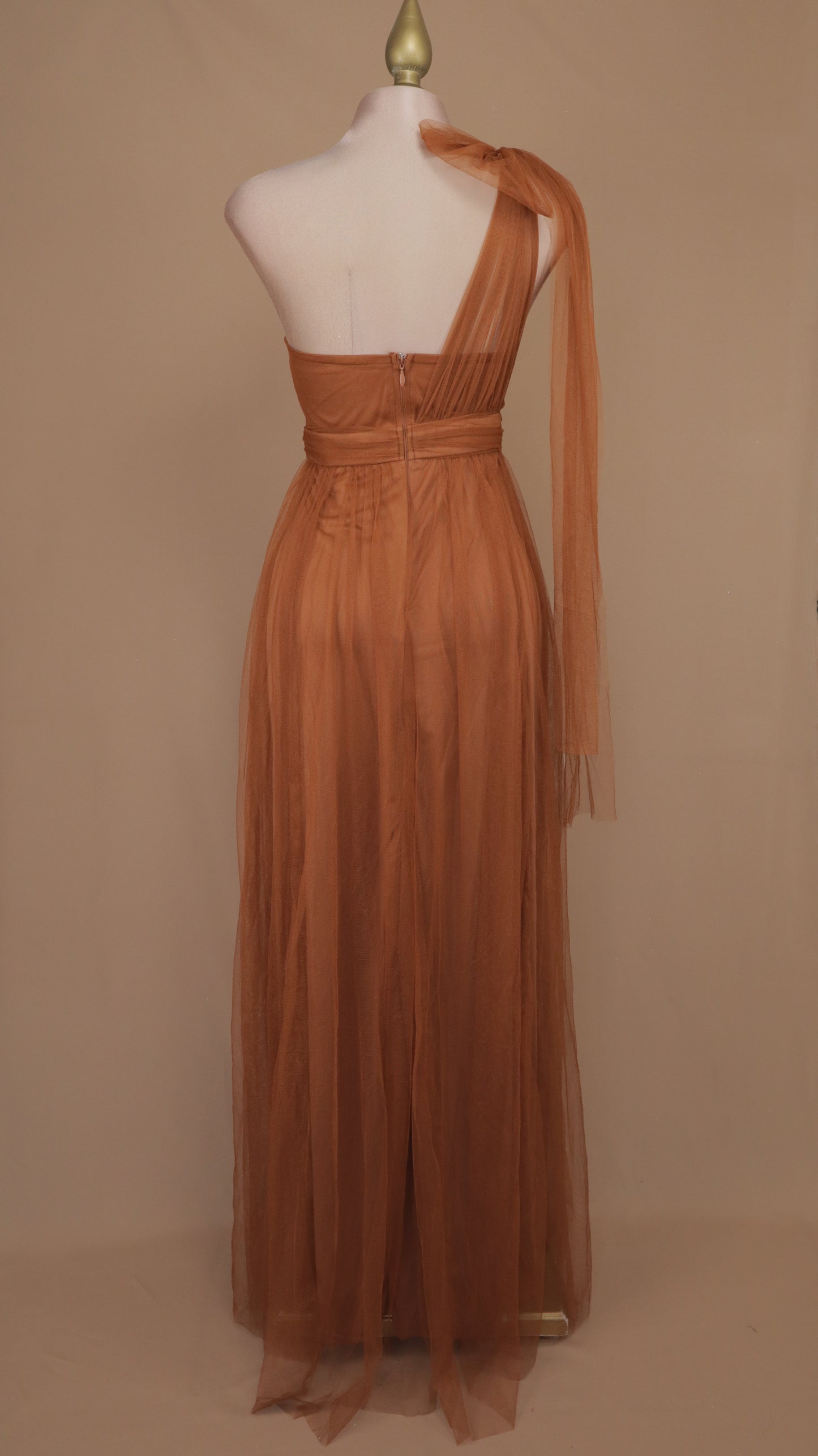 Vestido largo escote asimétrico de tull