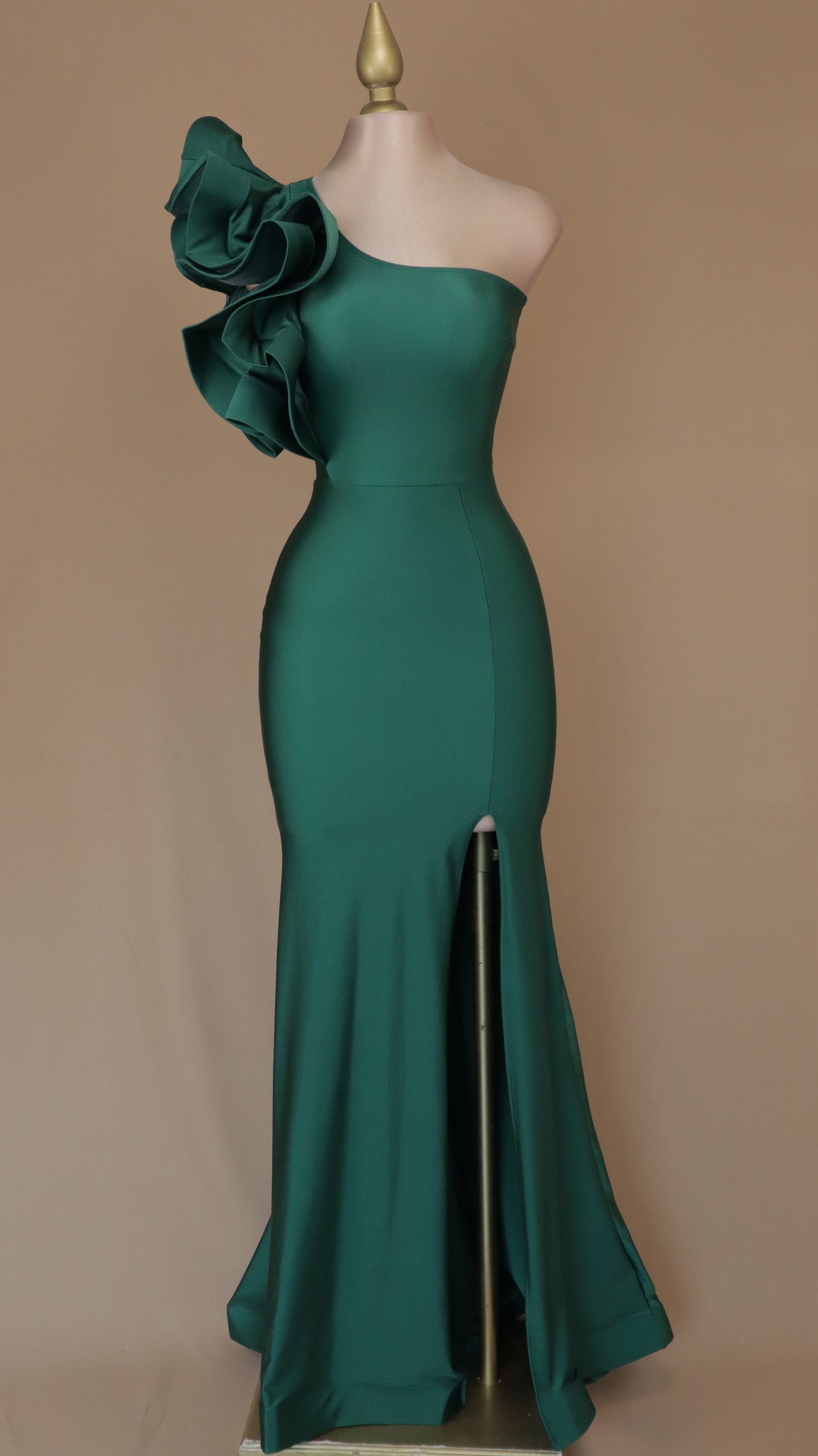 Vestido largo de licra con escarola y abertura