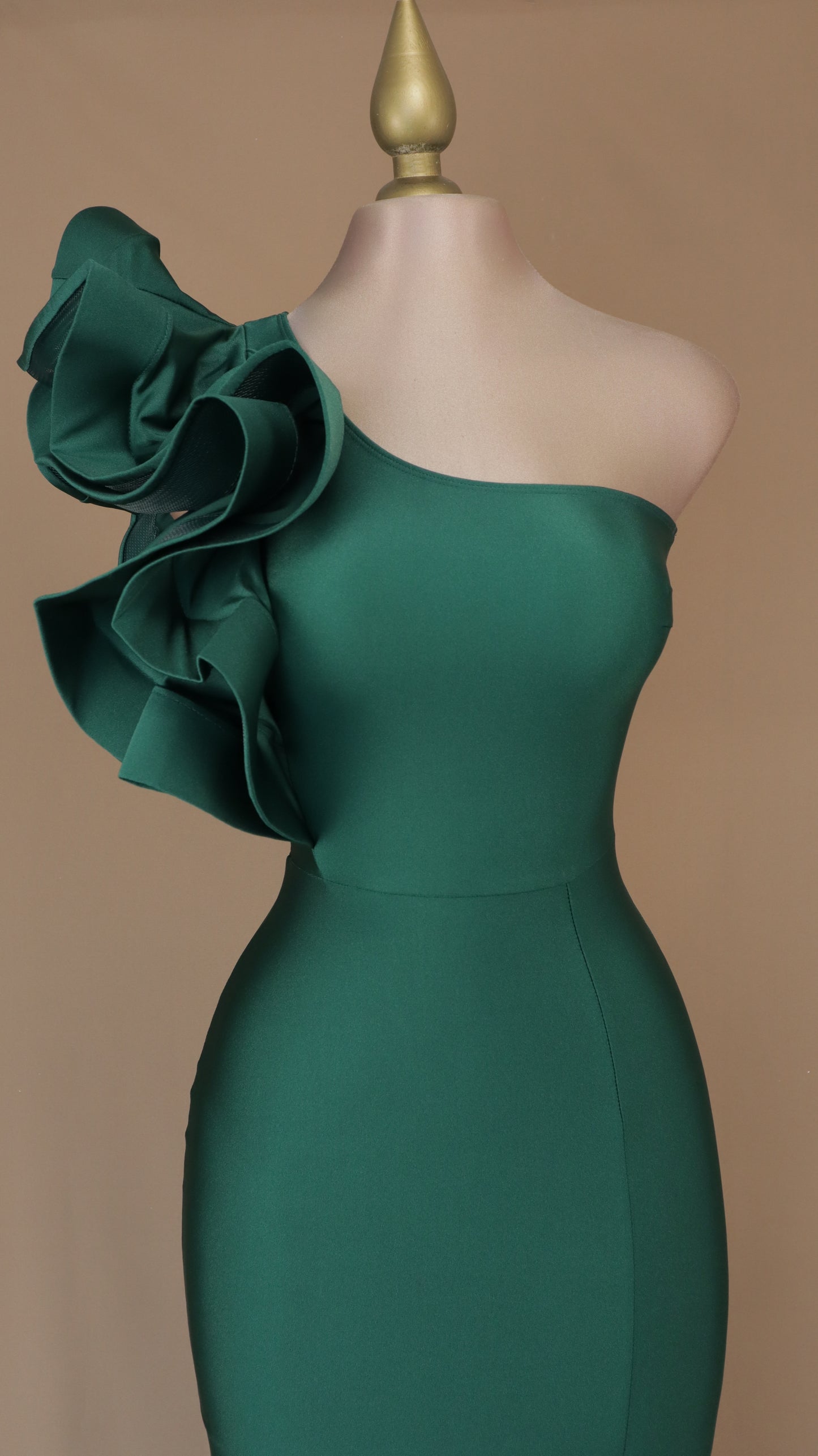Vestido largo de licra con escarola y abertura