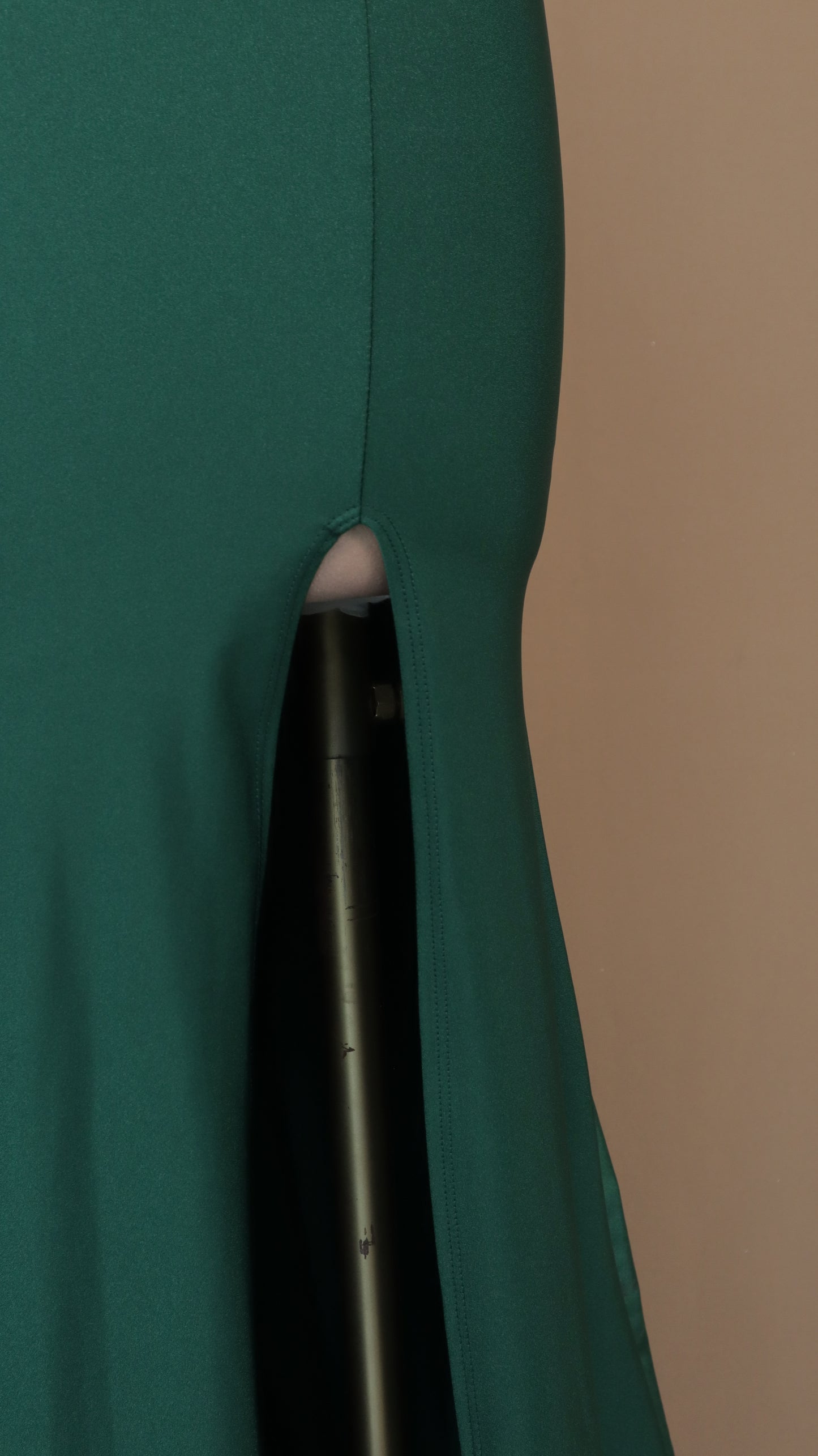 Vestido largo de licra con escarola y abertura