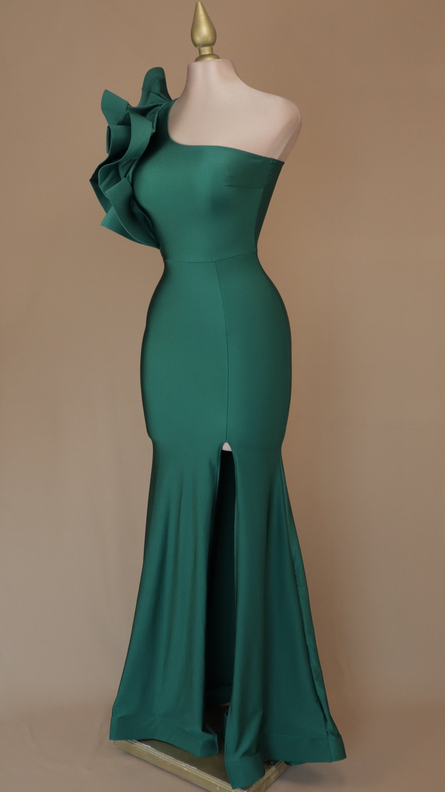 Vestido largo de licra con escarola y abertura