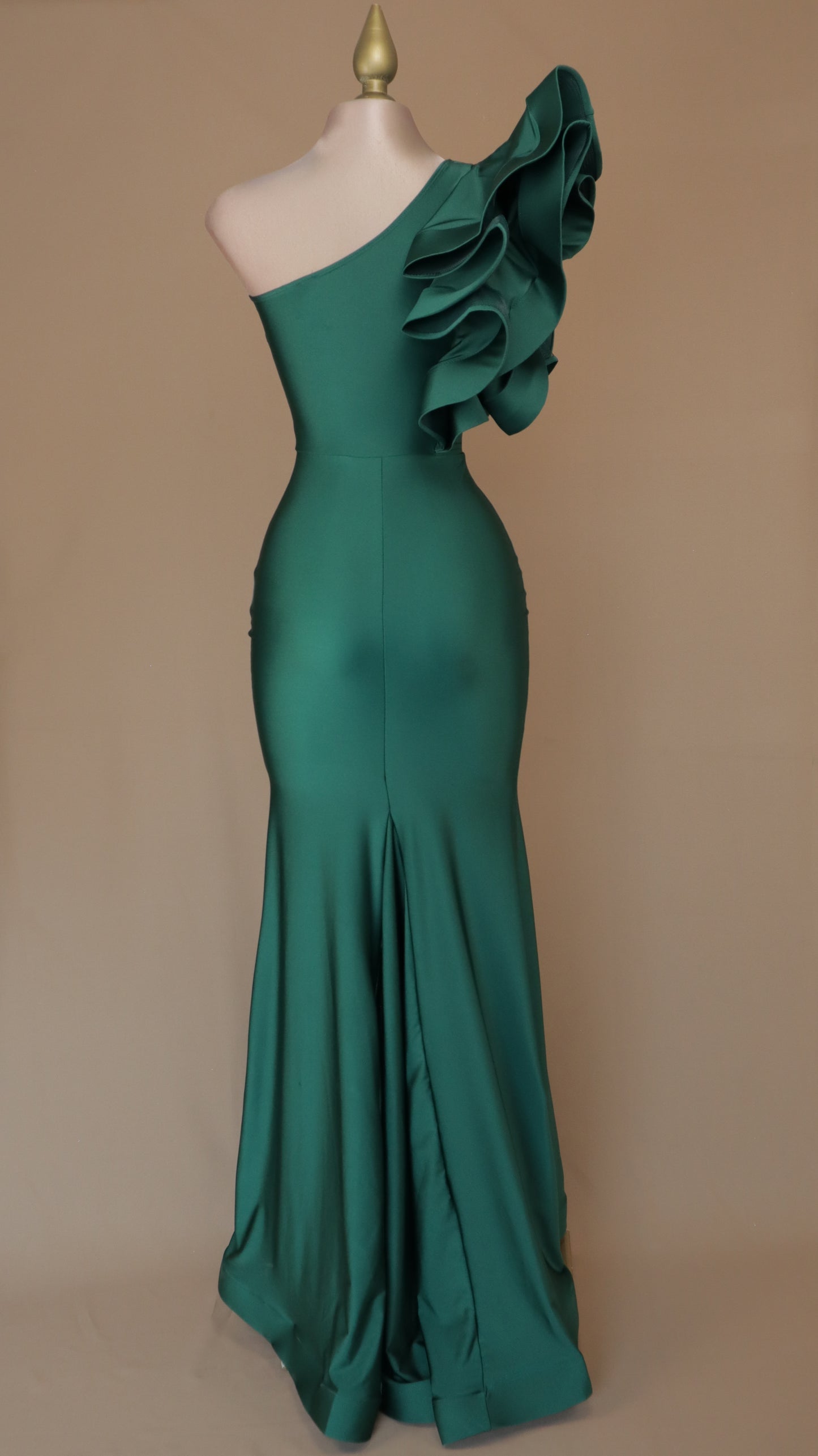 Vestido largo de licra con escarola y abertura