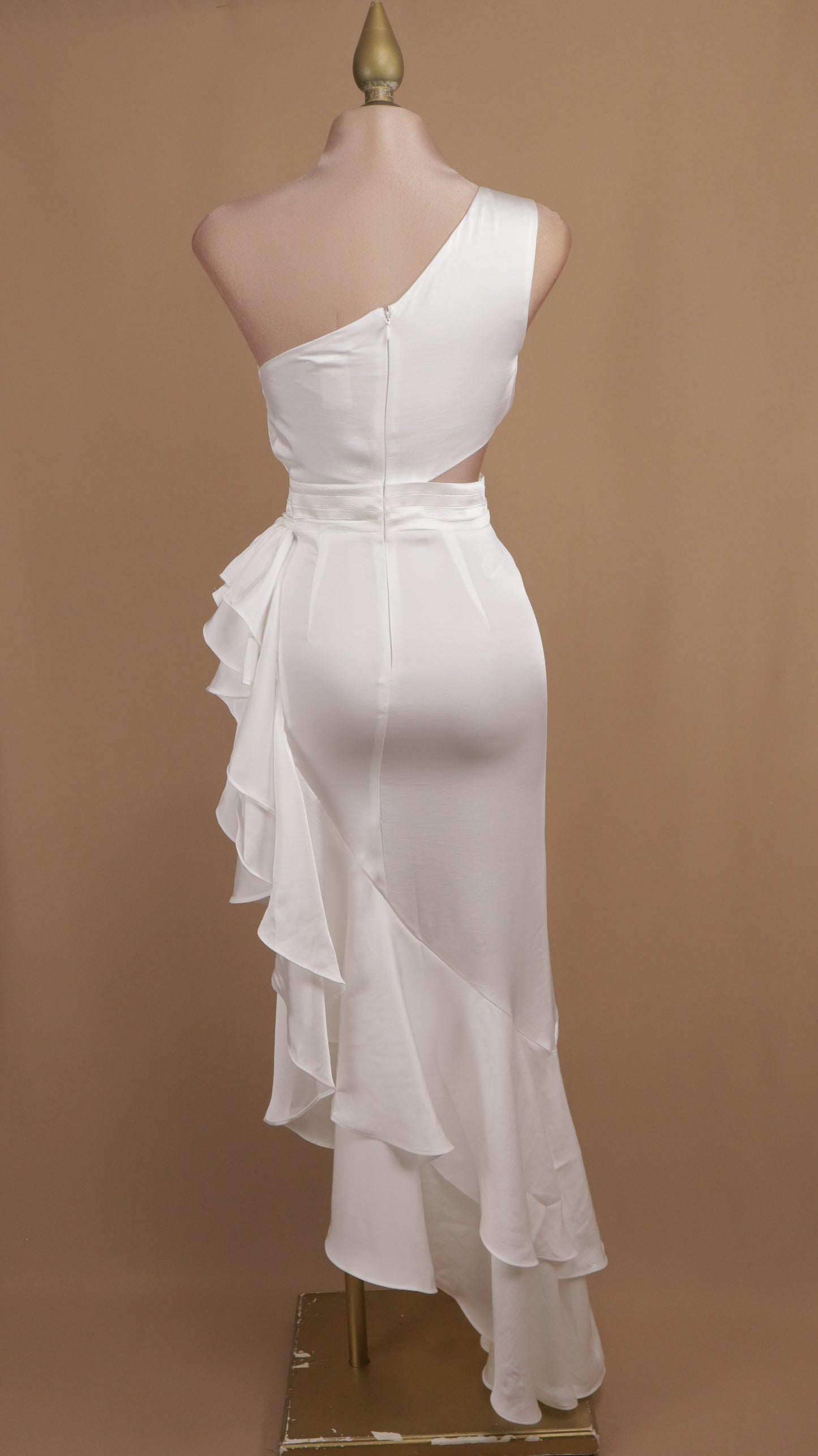 Vestido asimétrico con escarola en falda