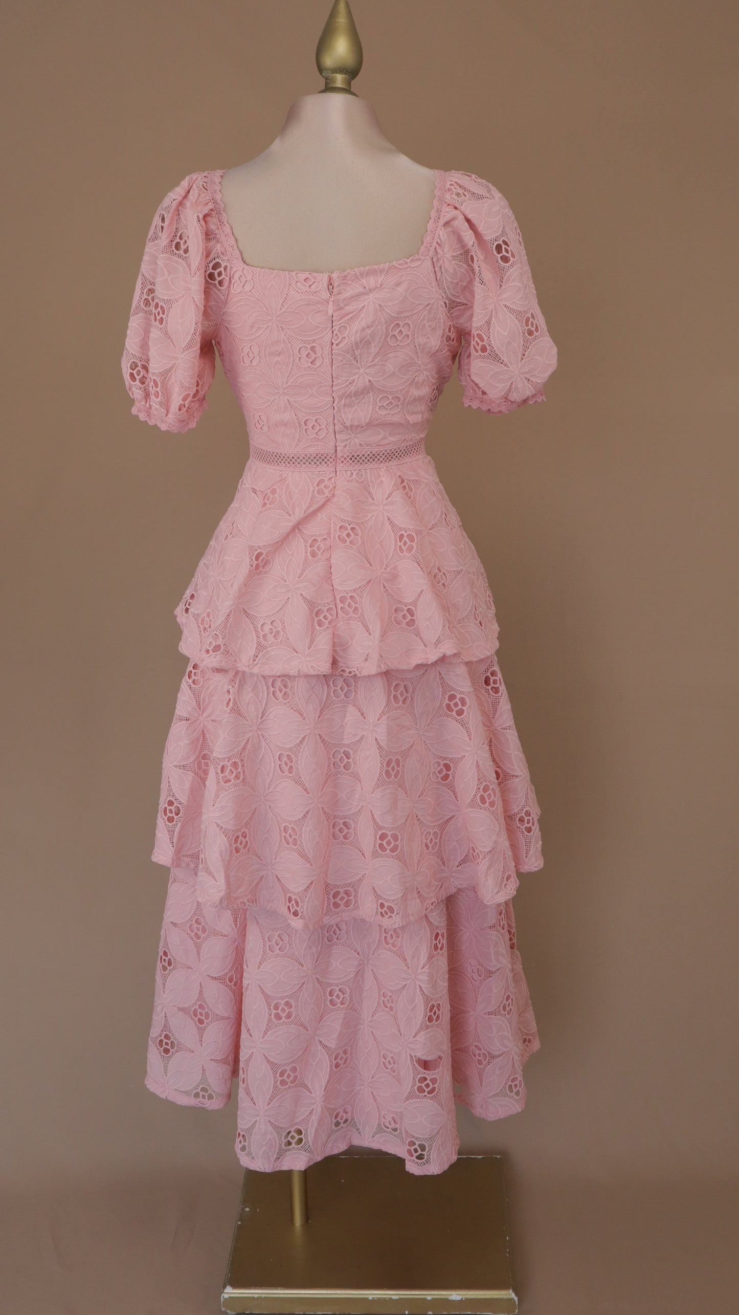 Vestido maxi con bordado y olanes