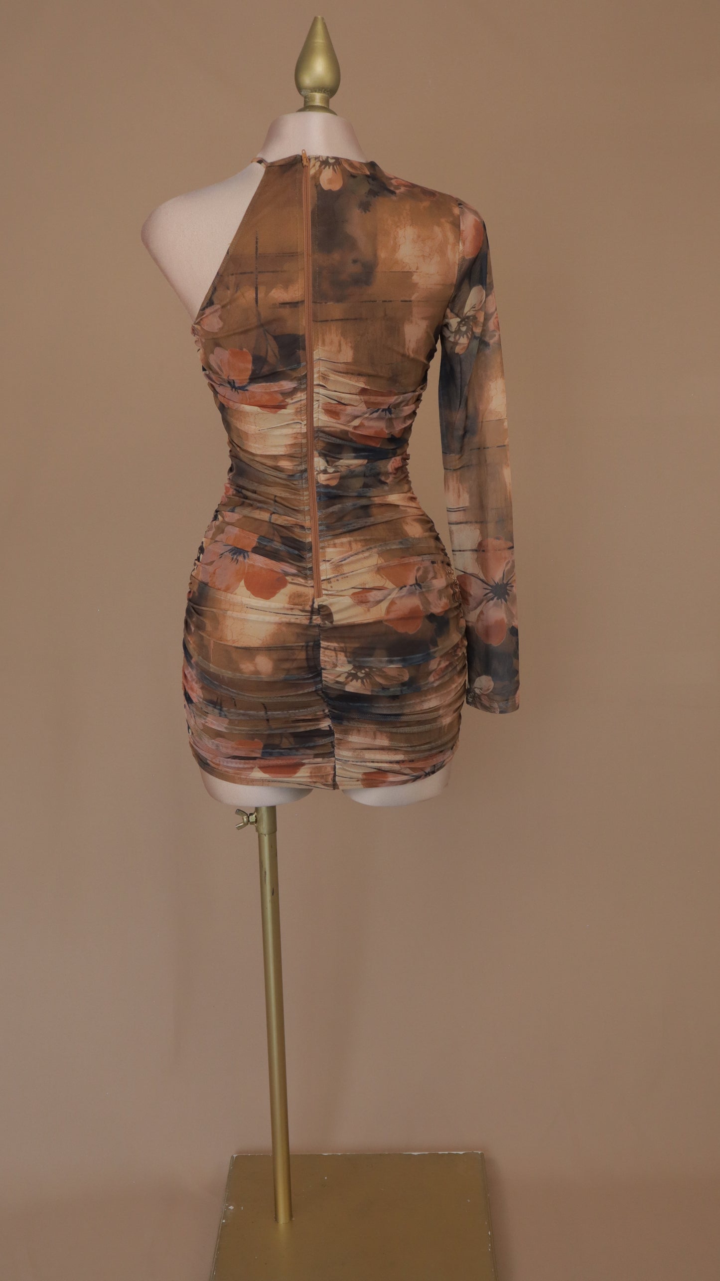 Vestido maxi con escote asimétrico estampado