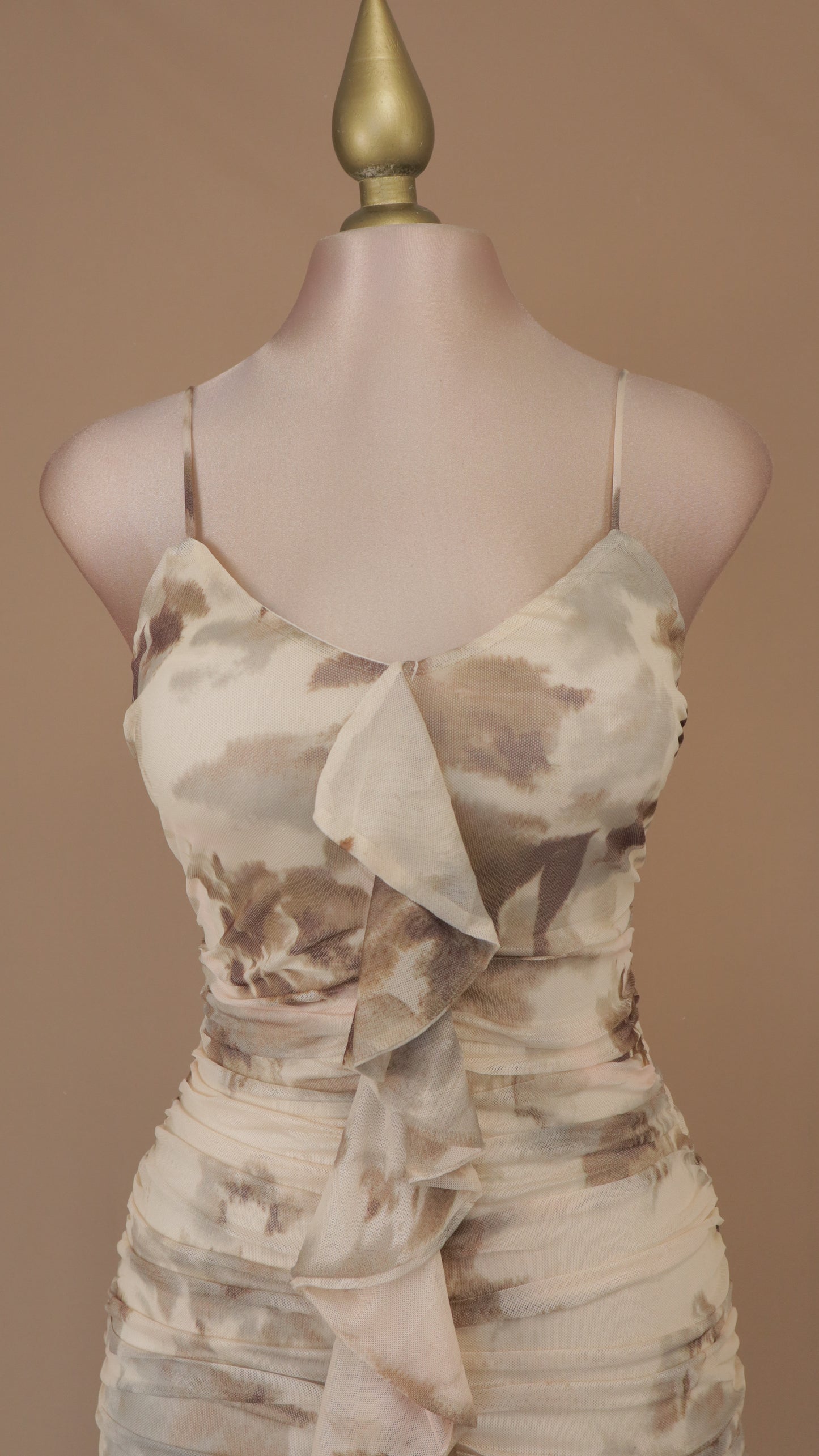 Vestido corto estampado con tirantes