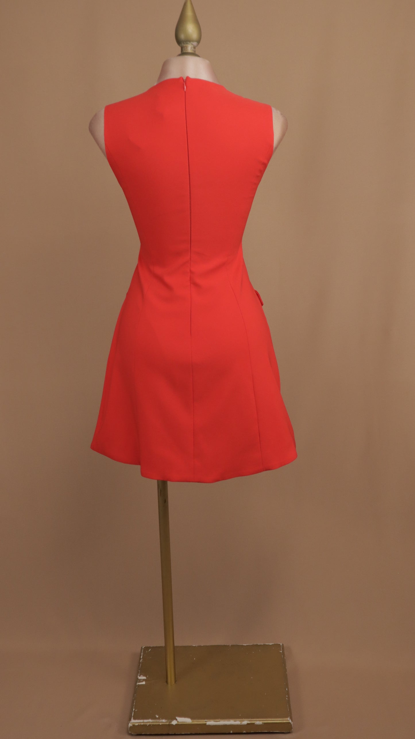 Vestido corto resacado con abertura