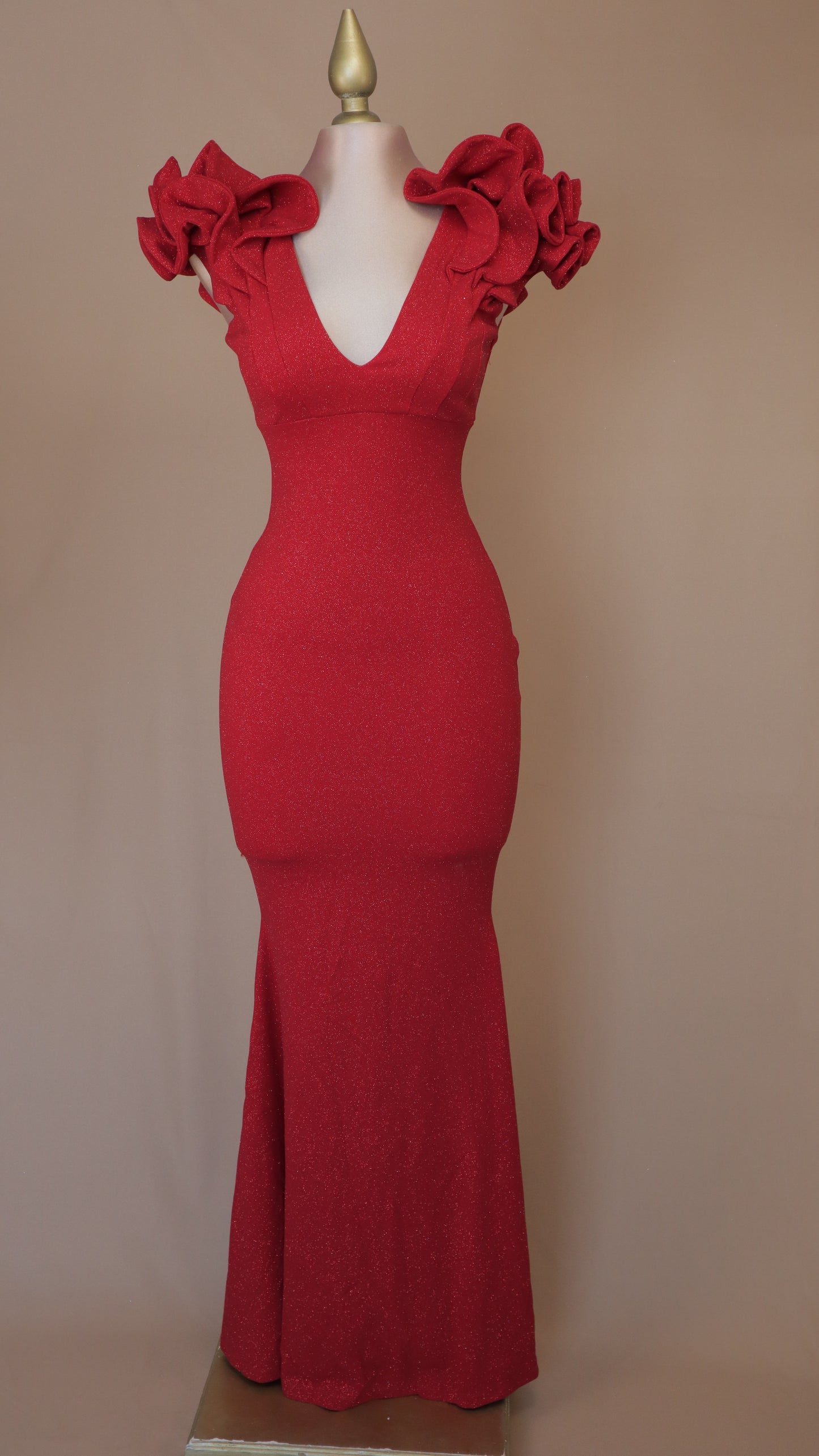 Vestido largo con destellos y escarola en hombro