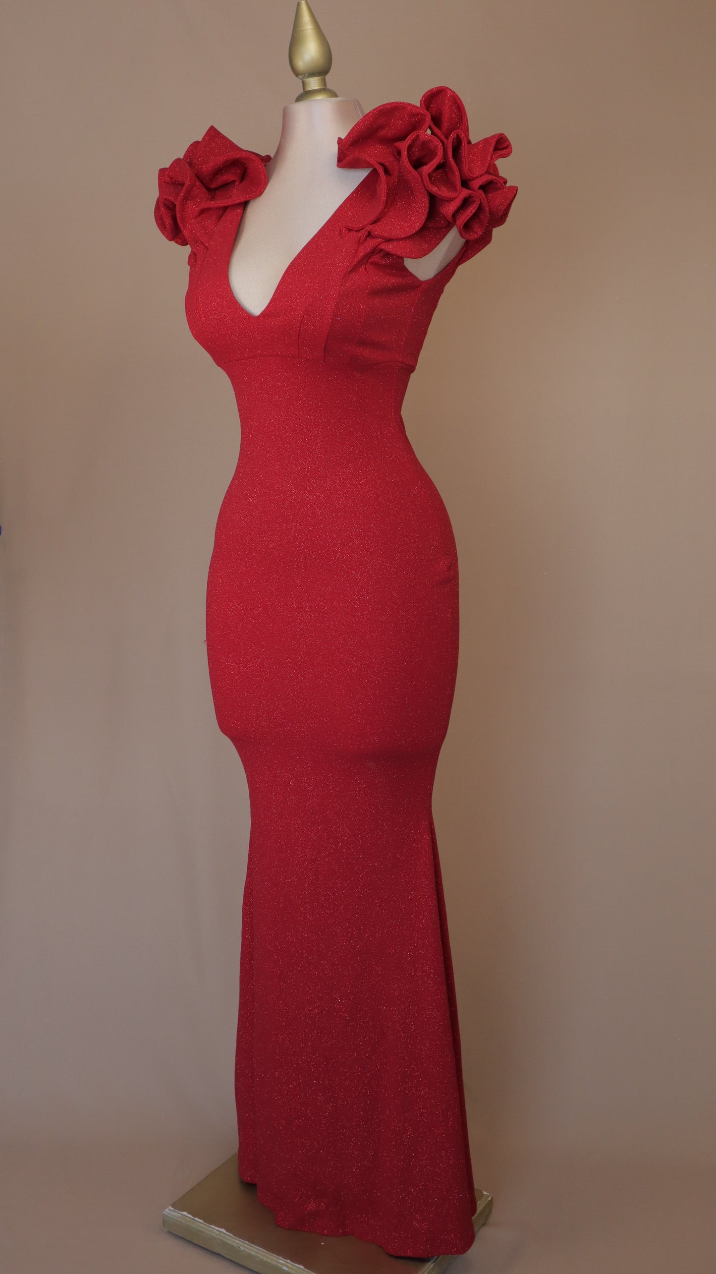 Vestido largo con destellos y escarola en hombro