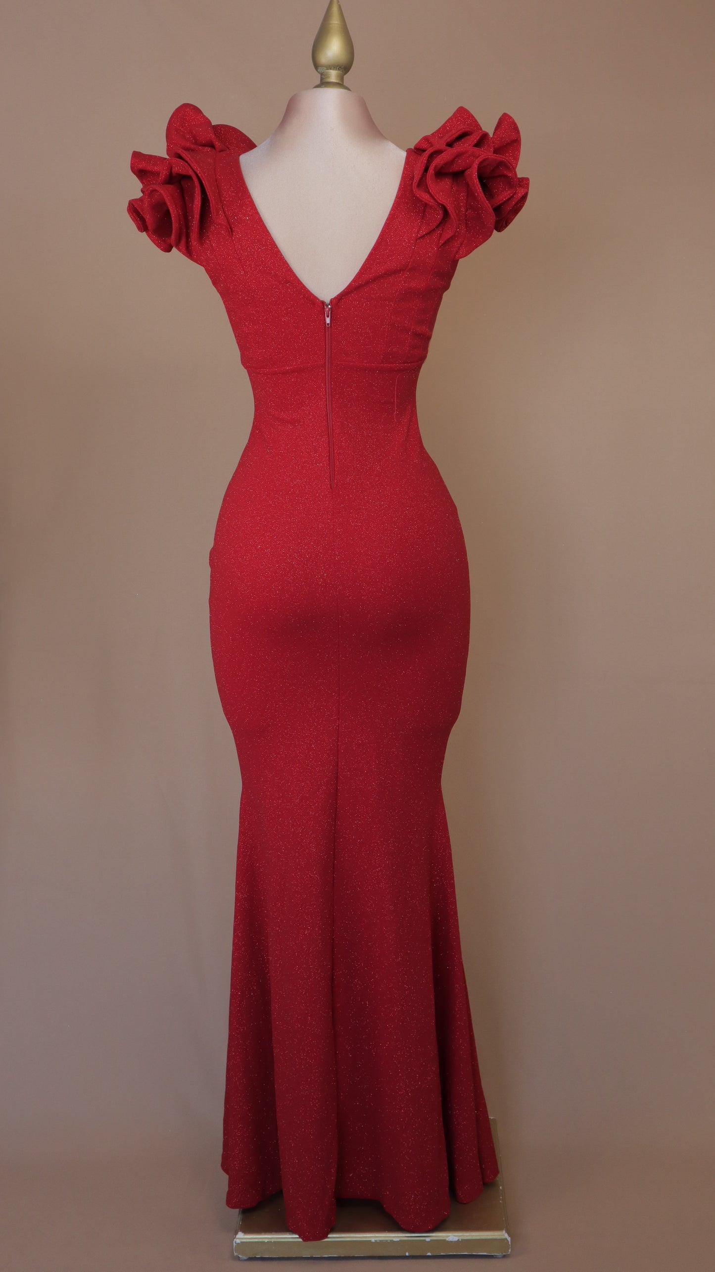 Vestido largo con destellos y escarola en hombro