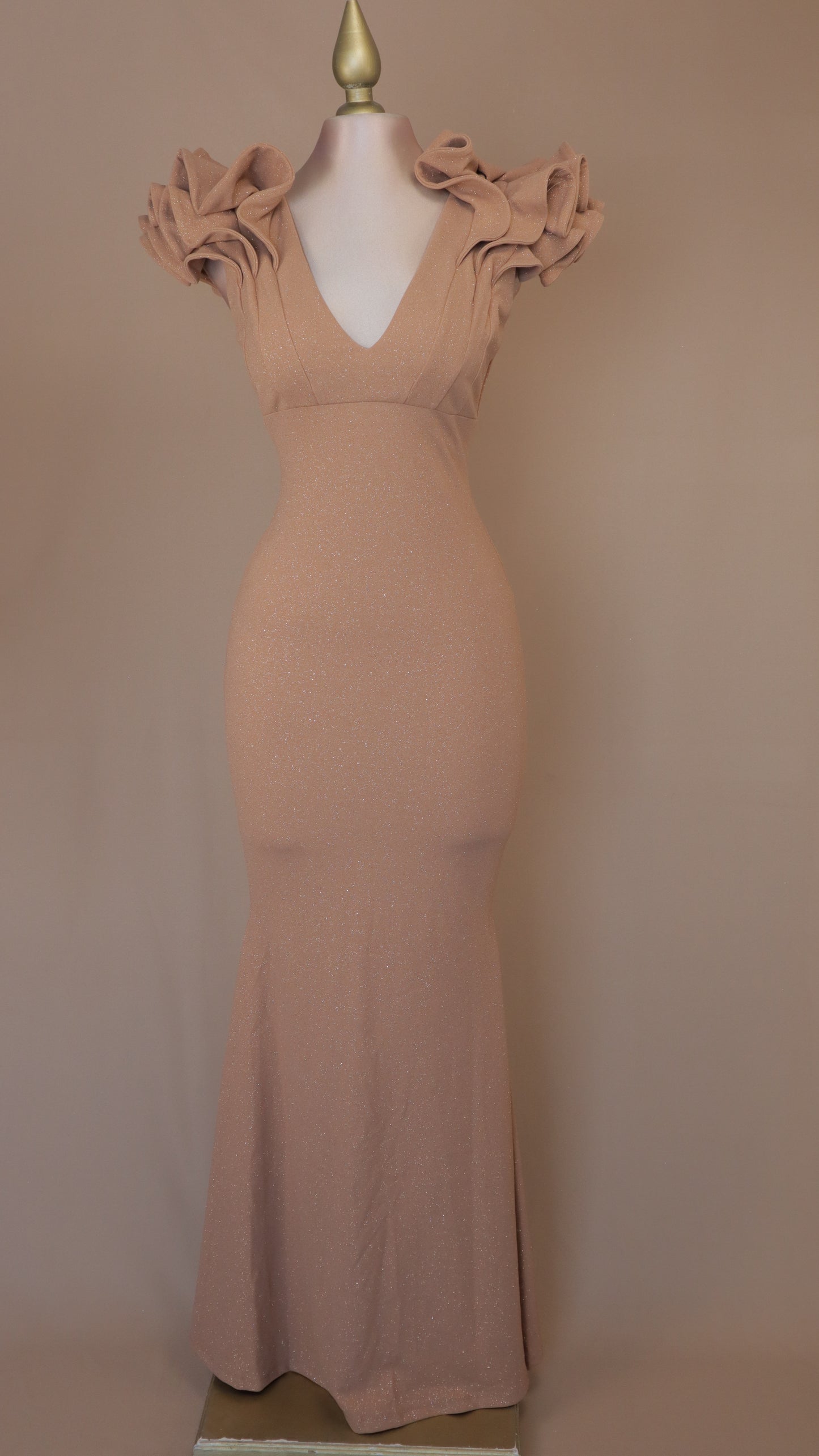 Vestido largo con destellos y escarola en hombro