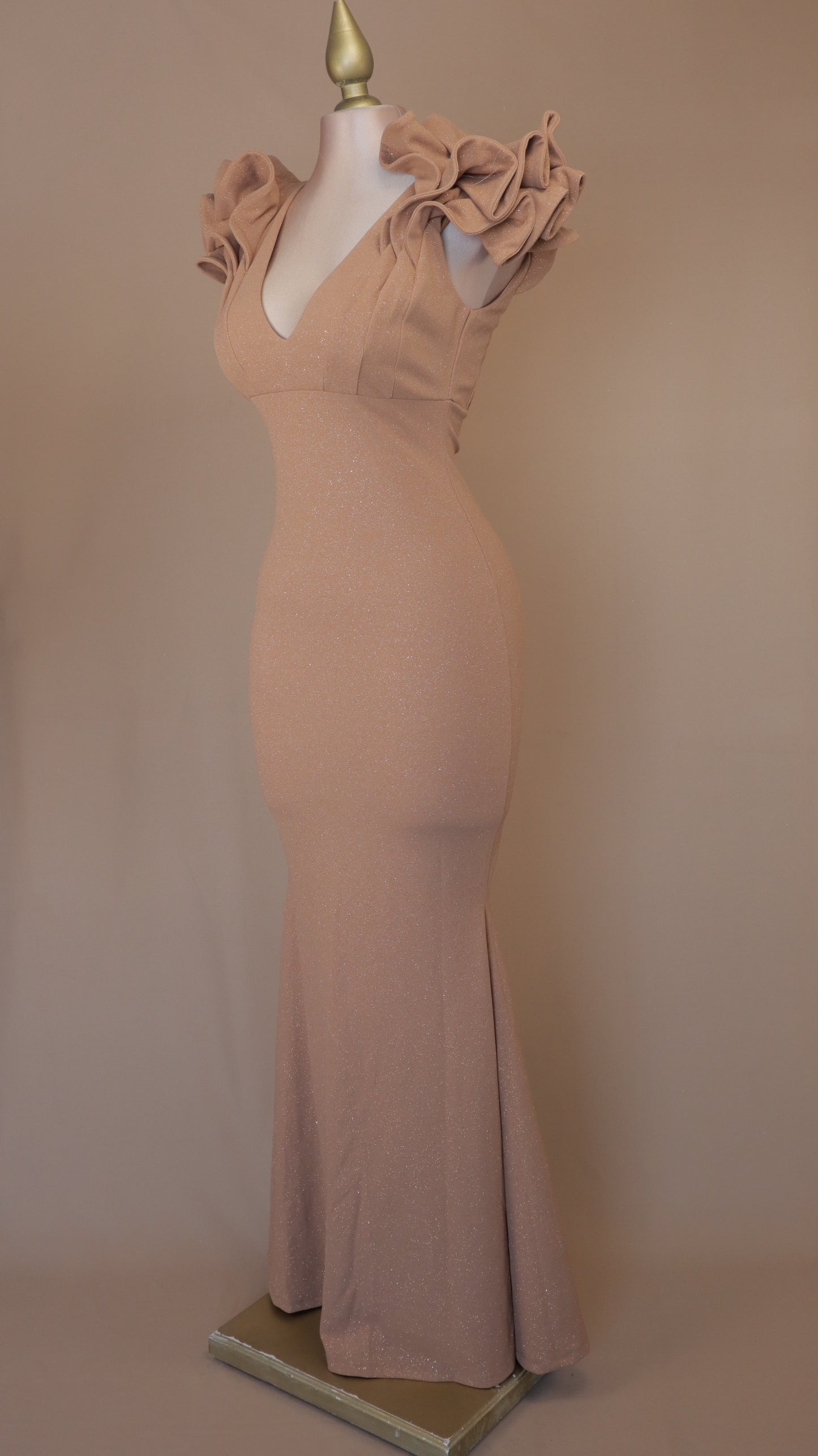 Vestido largo con destellos y escarola en hombro