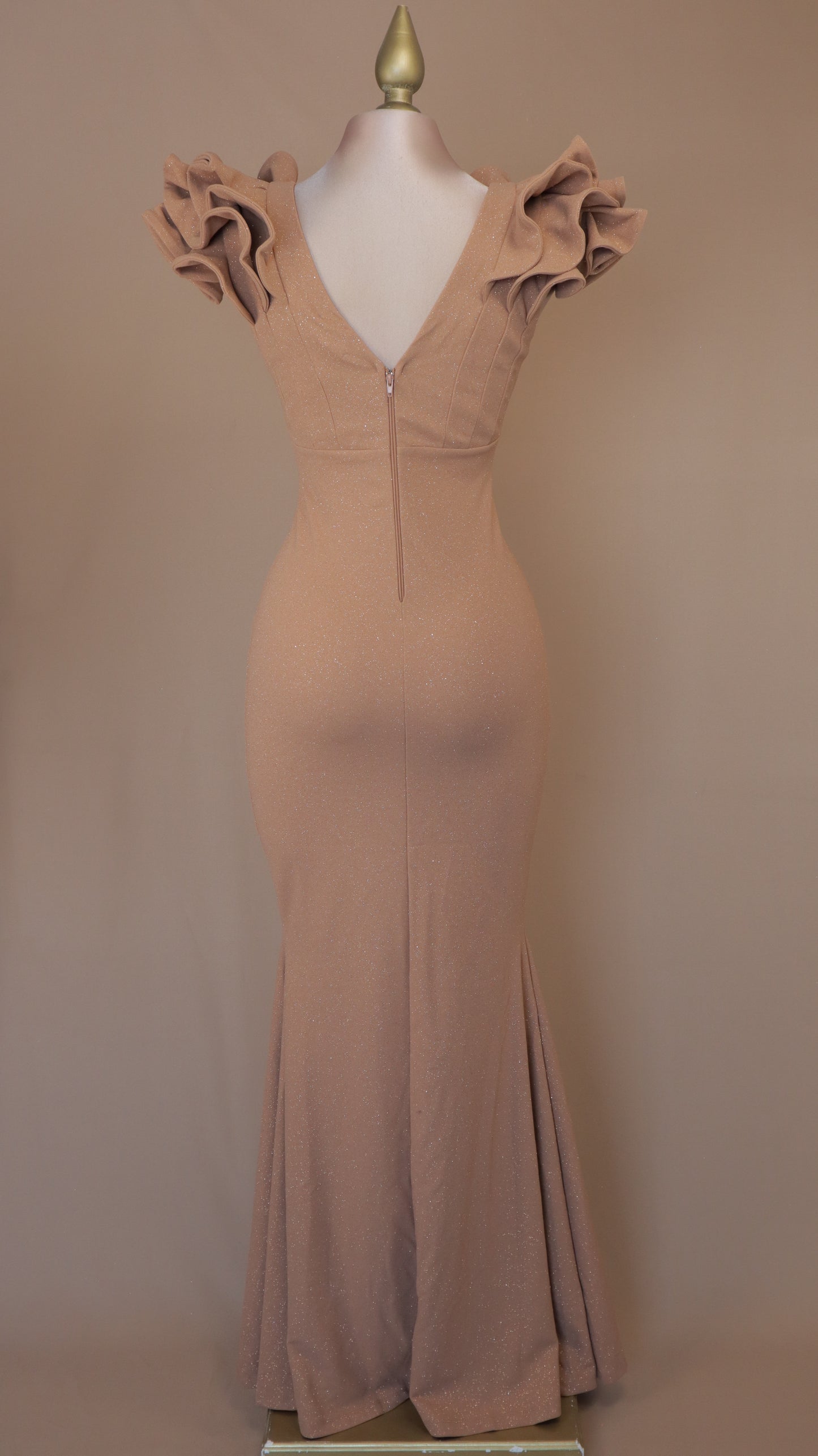 Vestido largo con destellos y escarola en hombro