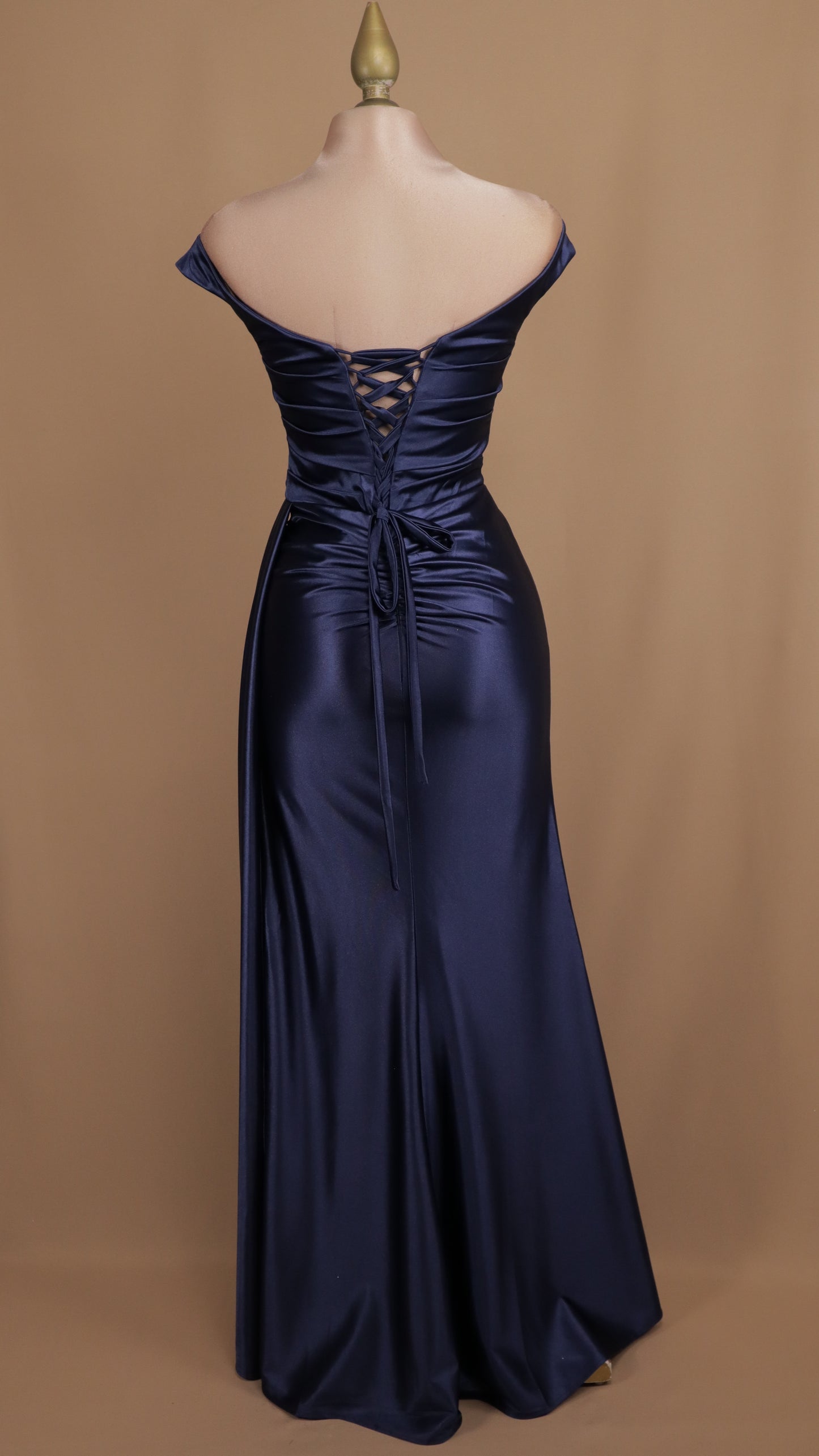 Vestido largo al hombro con abertura en pierna