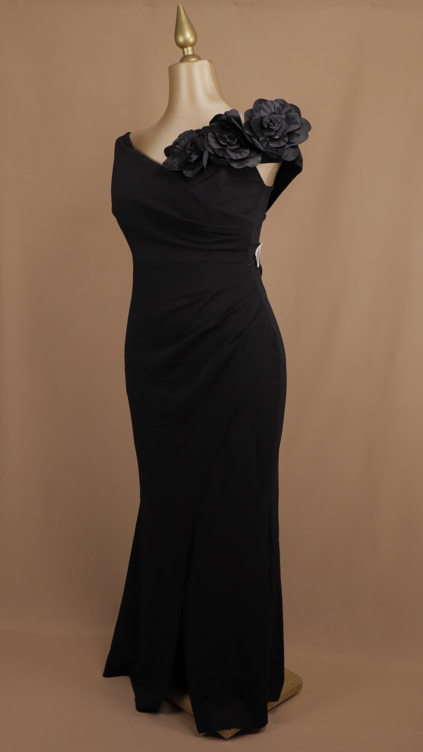 Vestido largo al hombro con flores