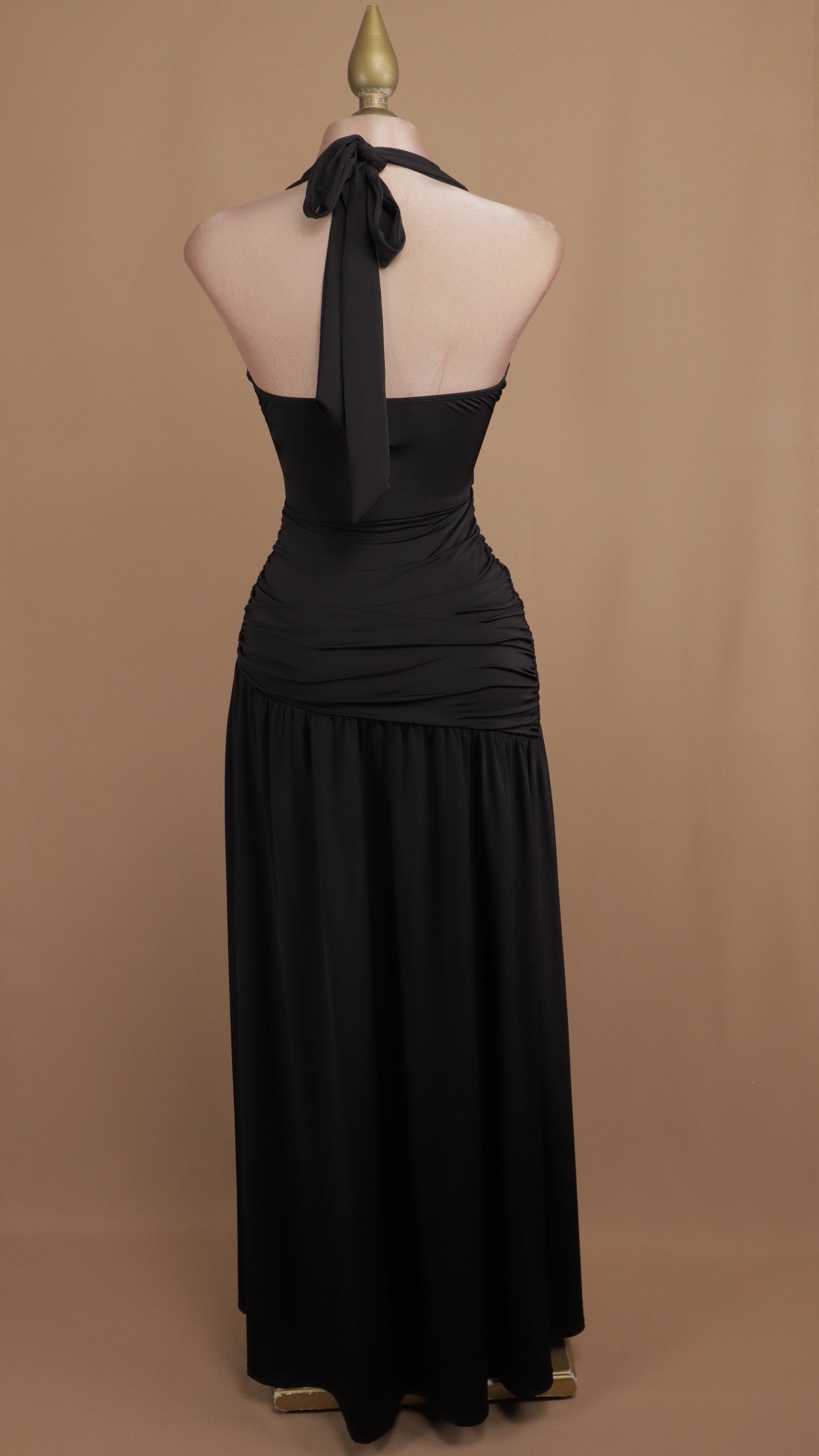 Vestido largo cuello halter con flor en cintura