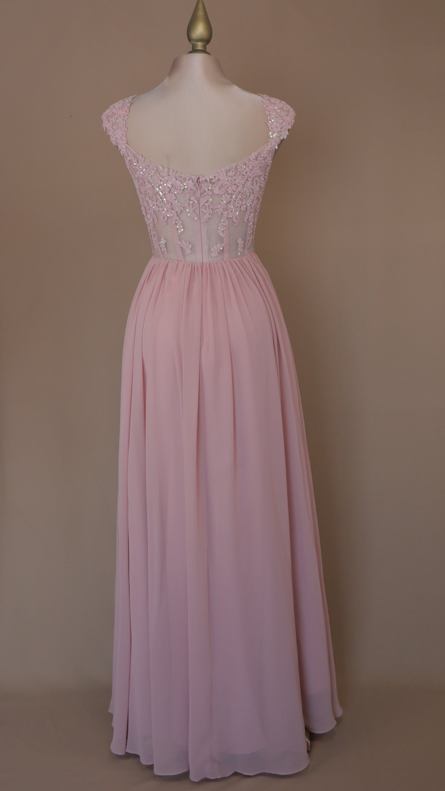 Vestido largo corte imperial con aplicación