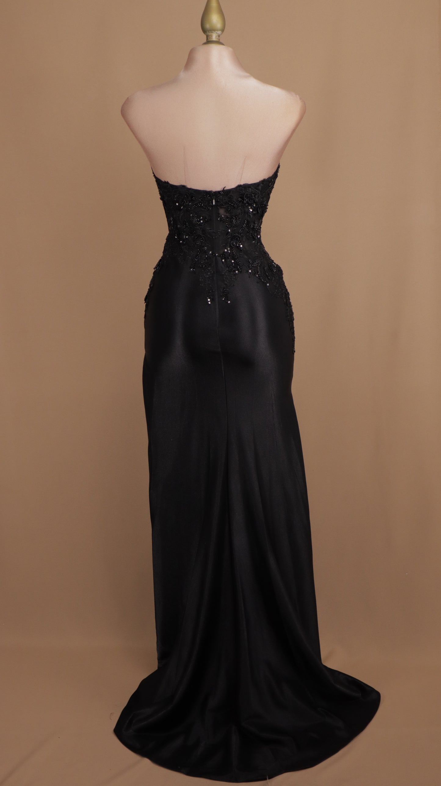 Vestido largo con bordado en busto