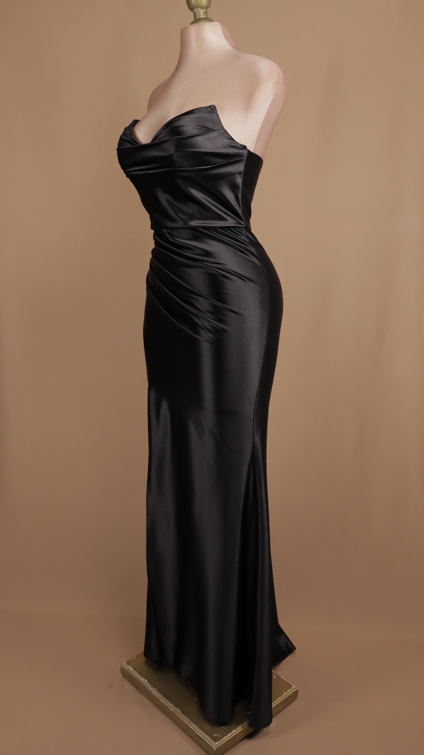 Vestido largo satinado de licra estraple