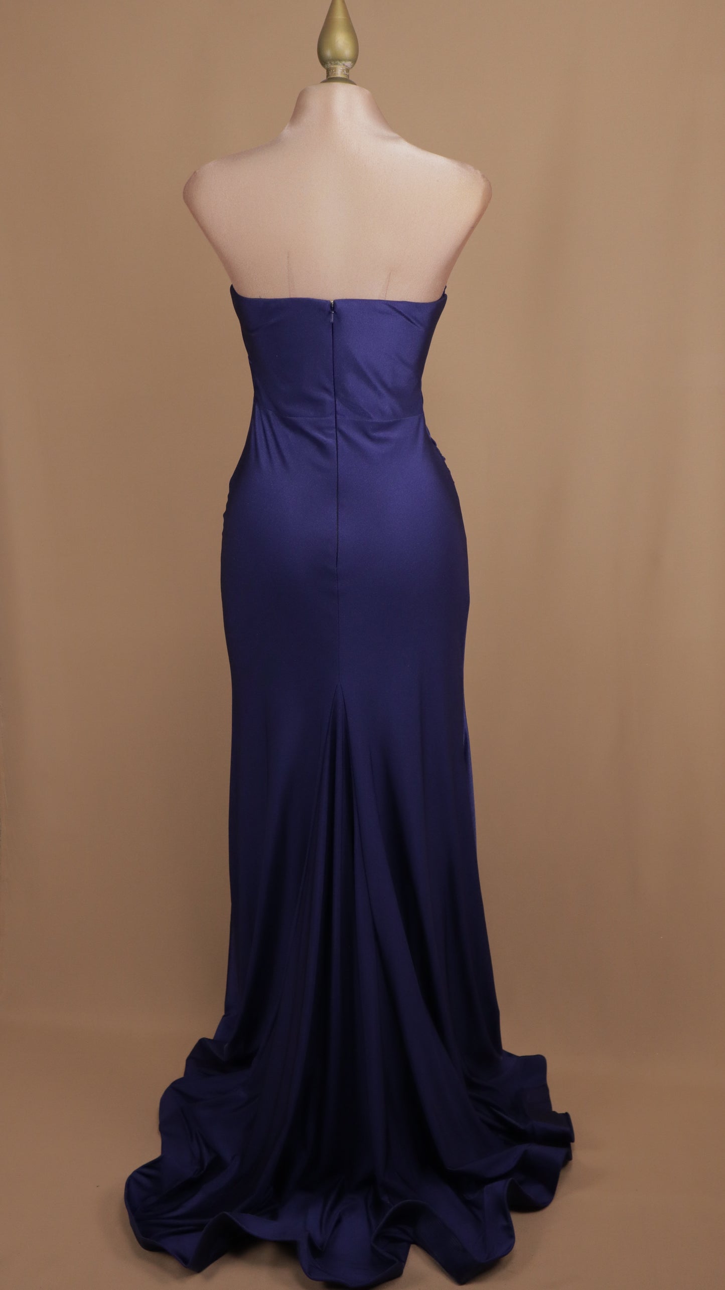 Vestido largo straple asimétrico con pliegues en busto