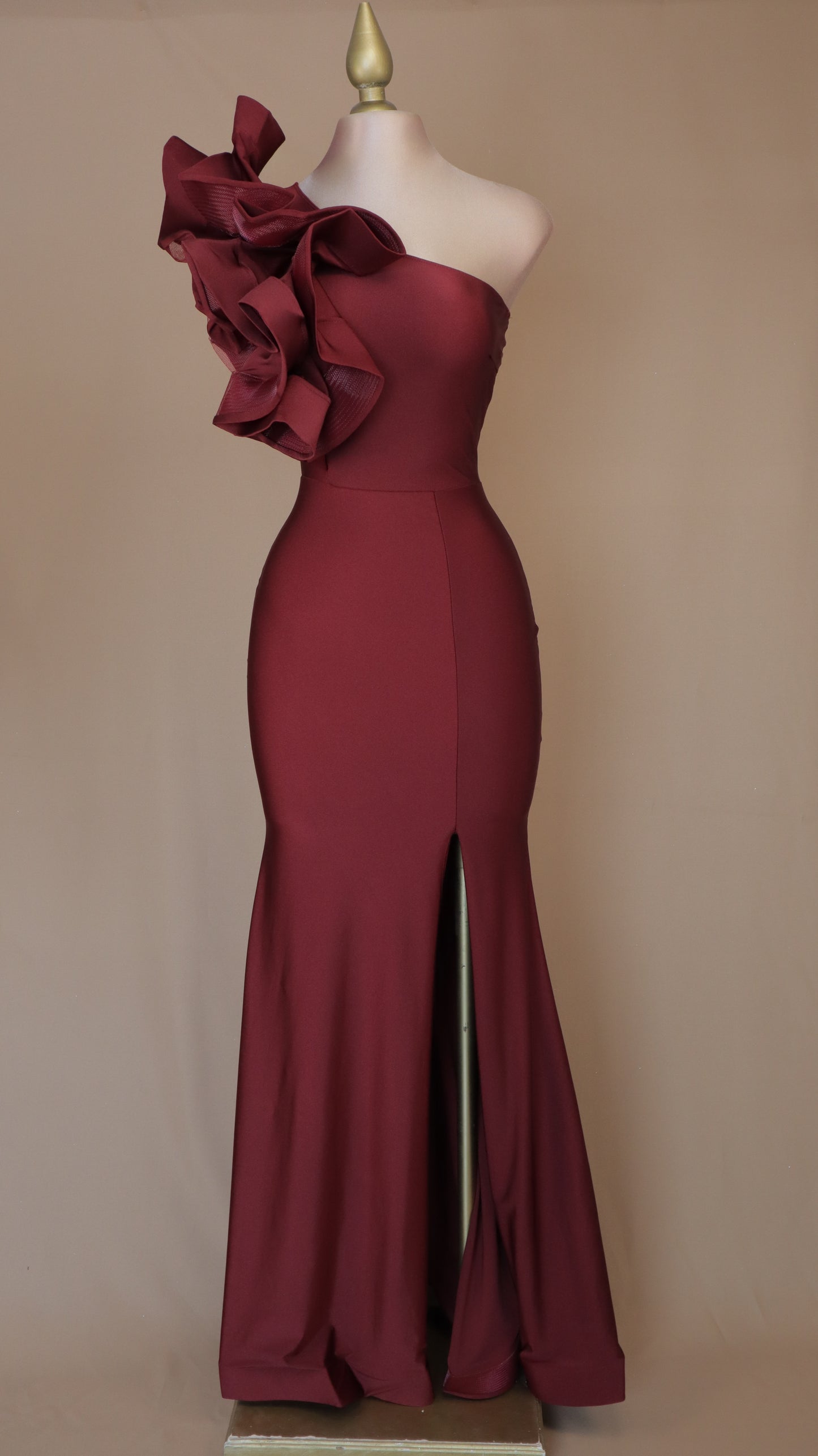 Vestido largo de licra con escarola y abertura