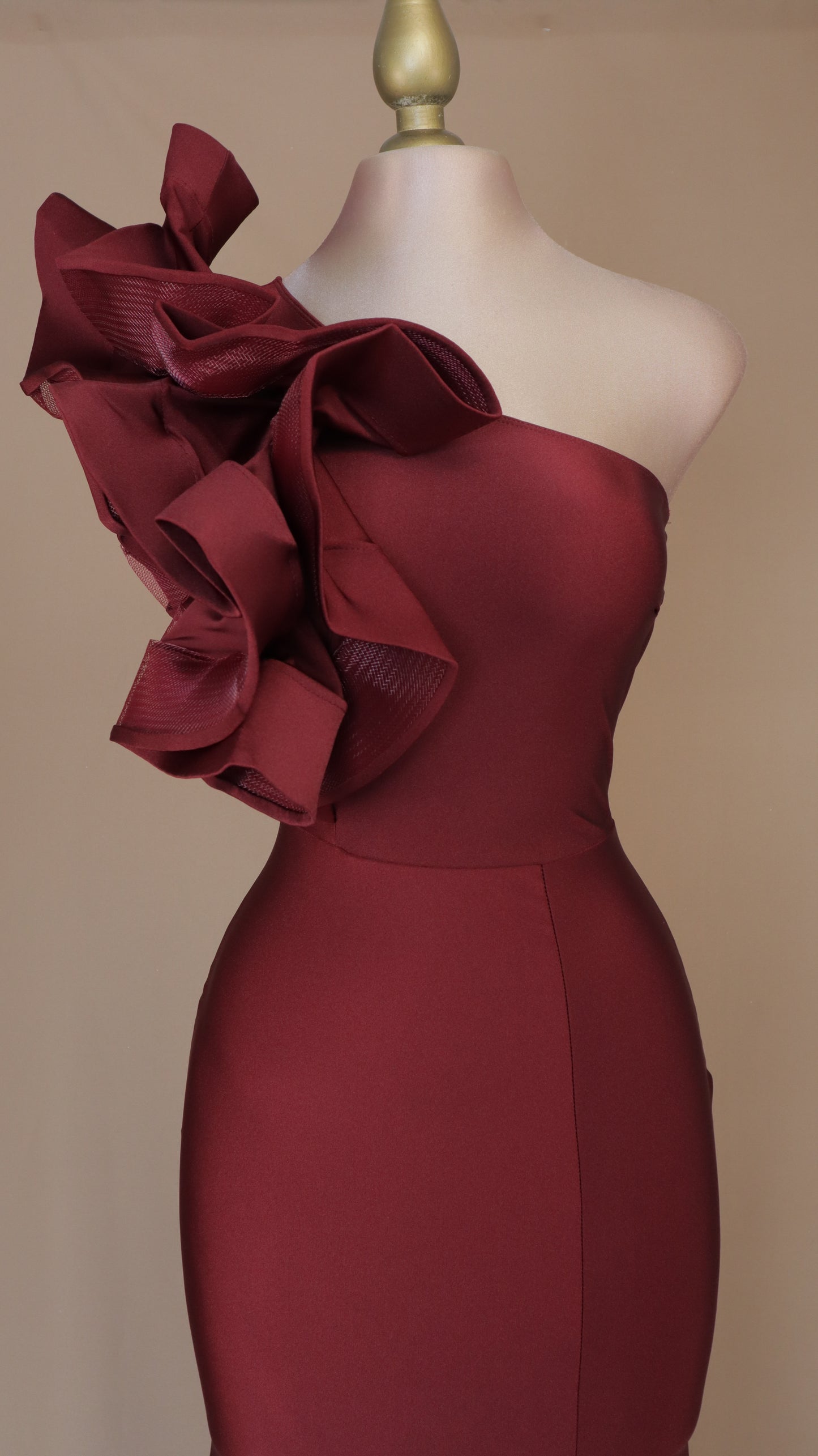 Vestido largo de licra con escarola y abertura