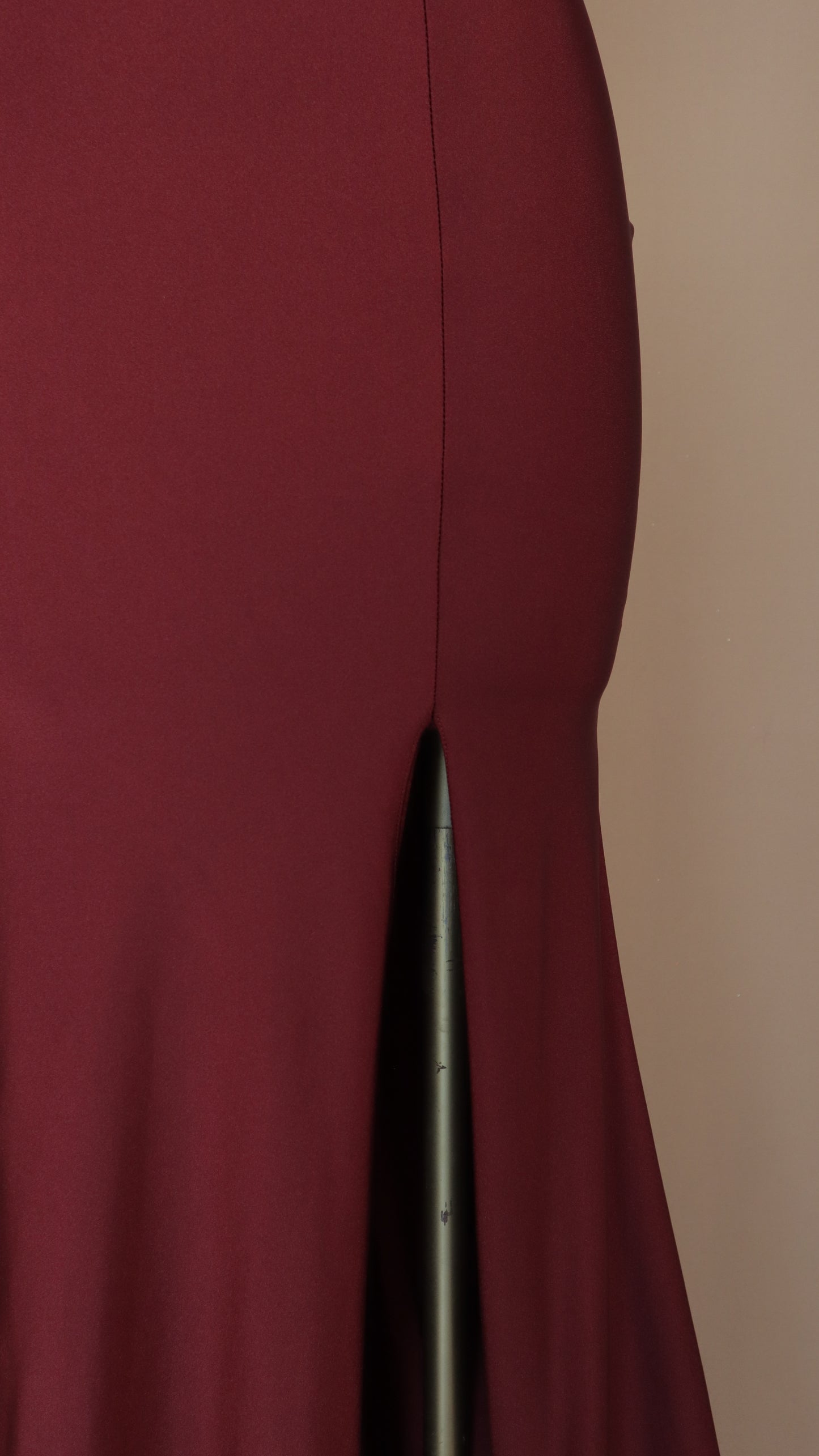 Vestido largo de licra con escarola y abertura