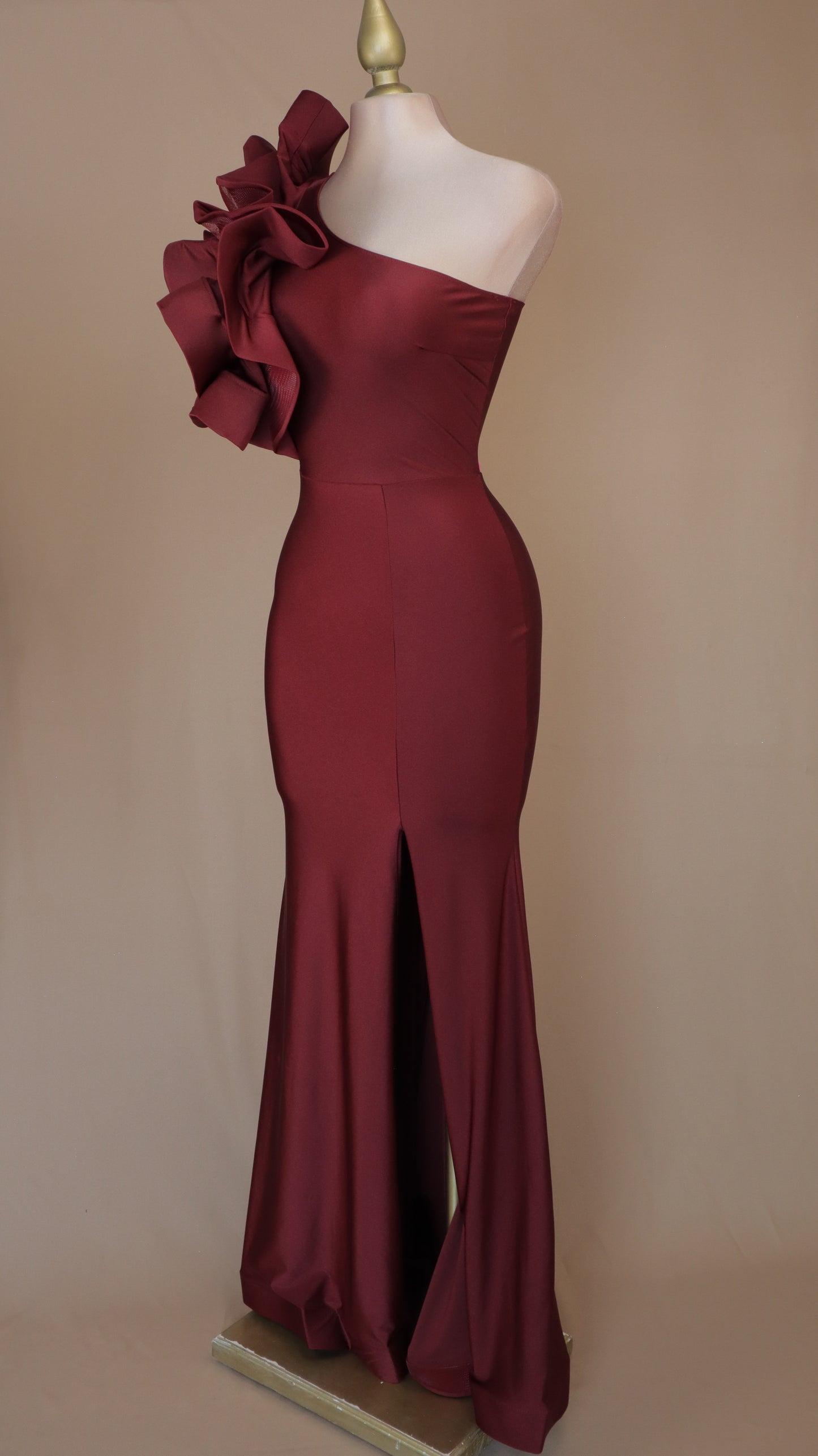 Vestido largo de licra con escarola y abertura