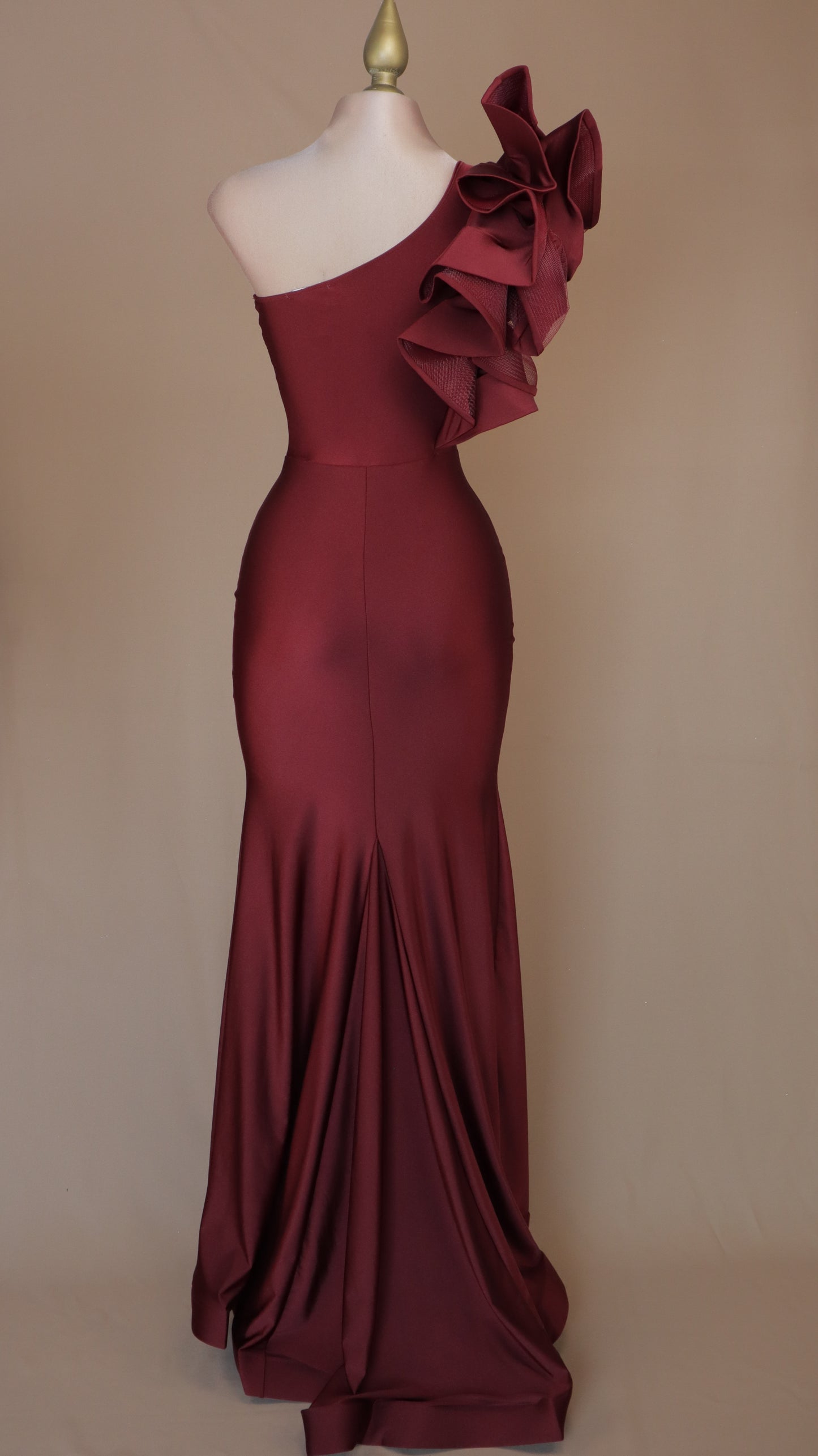 Vestido largo de licra con escarola y abertura