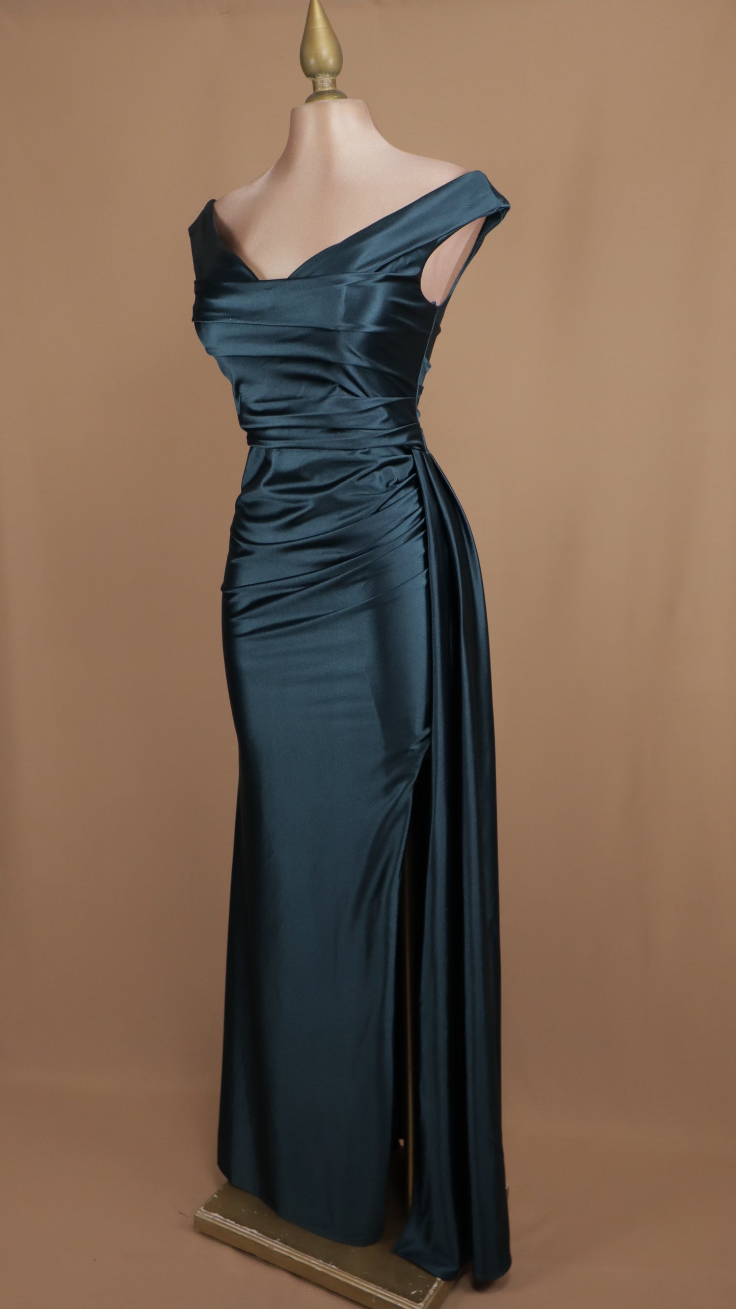 Vestido largo al hombro con abertura en pierna