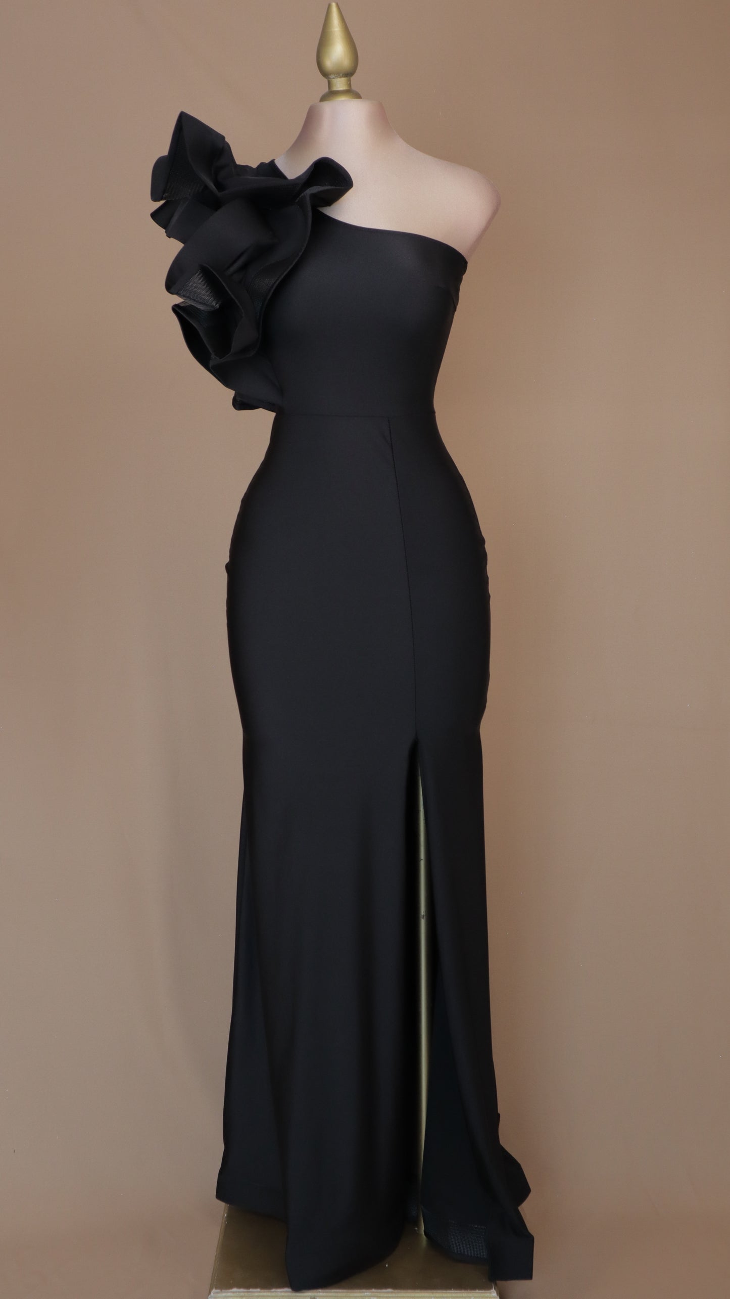 Vestido largo de licra con escarola y abertura