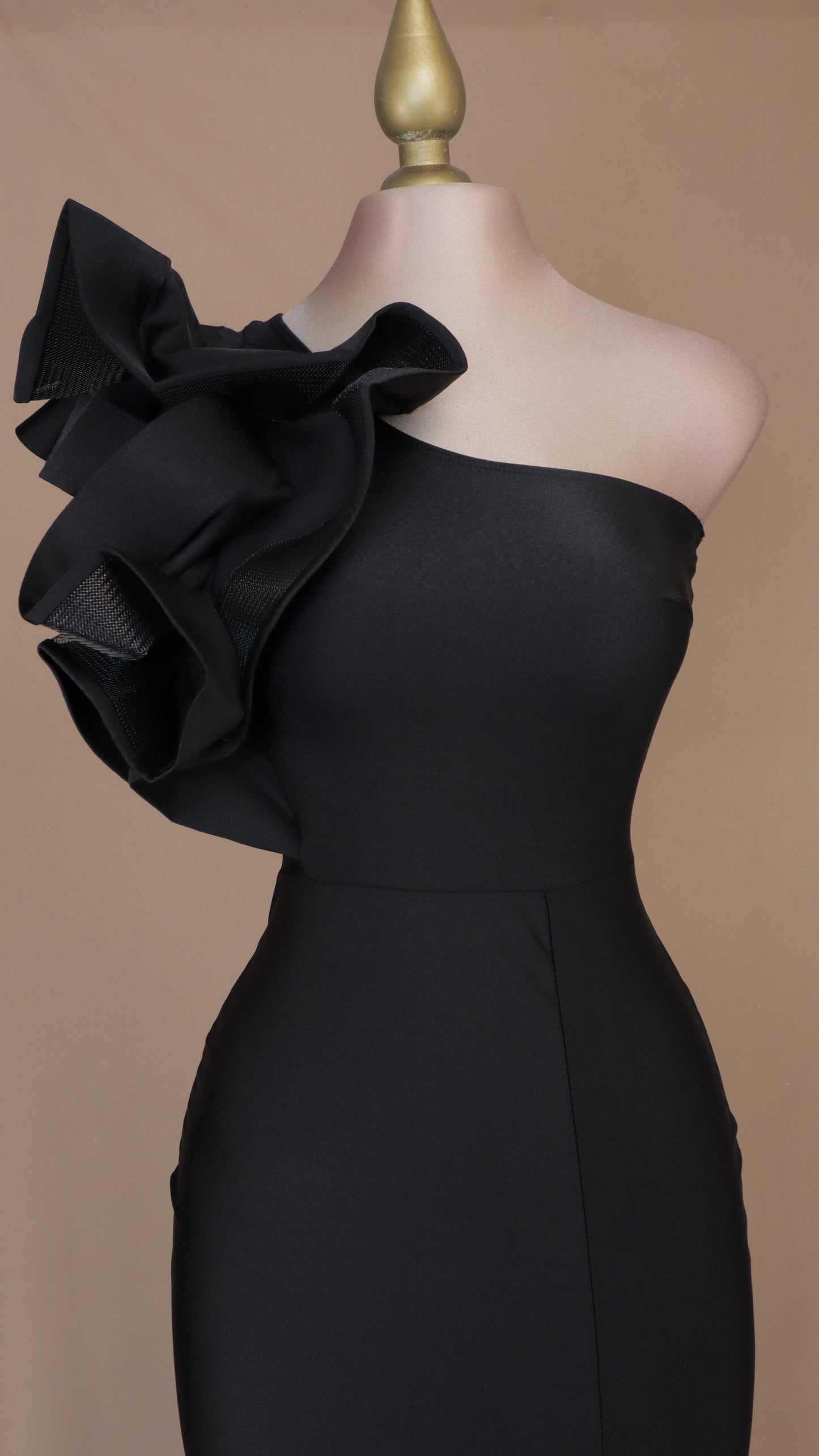 Vestido largo de licra con escarola y abertura