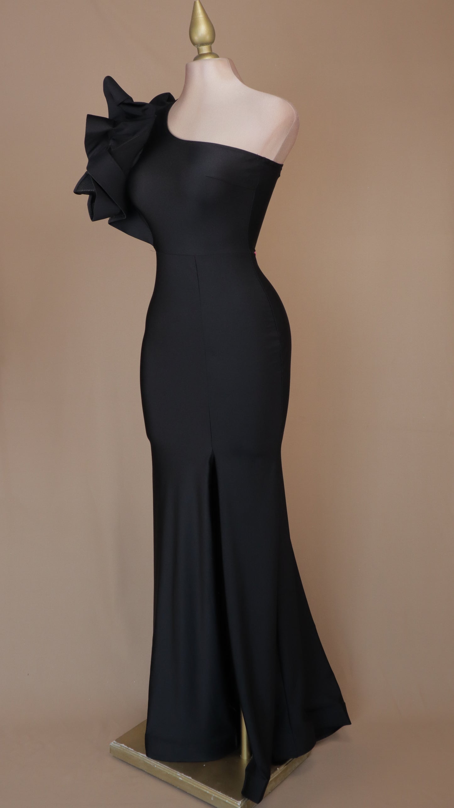 Vestido largo de licra con escarola y abertura