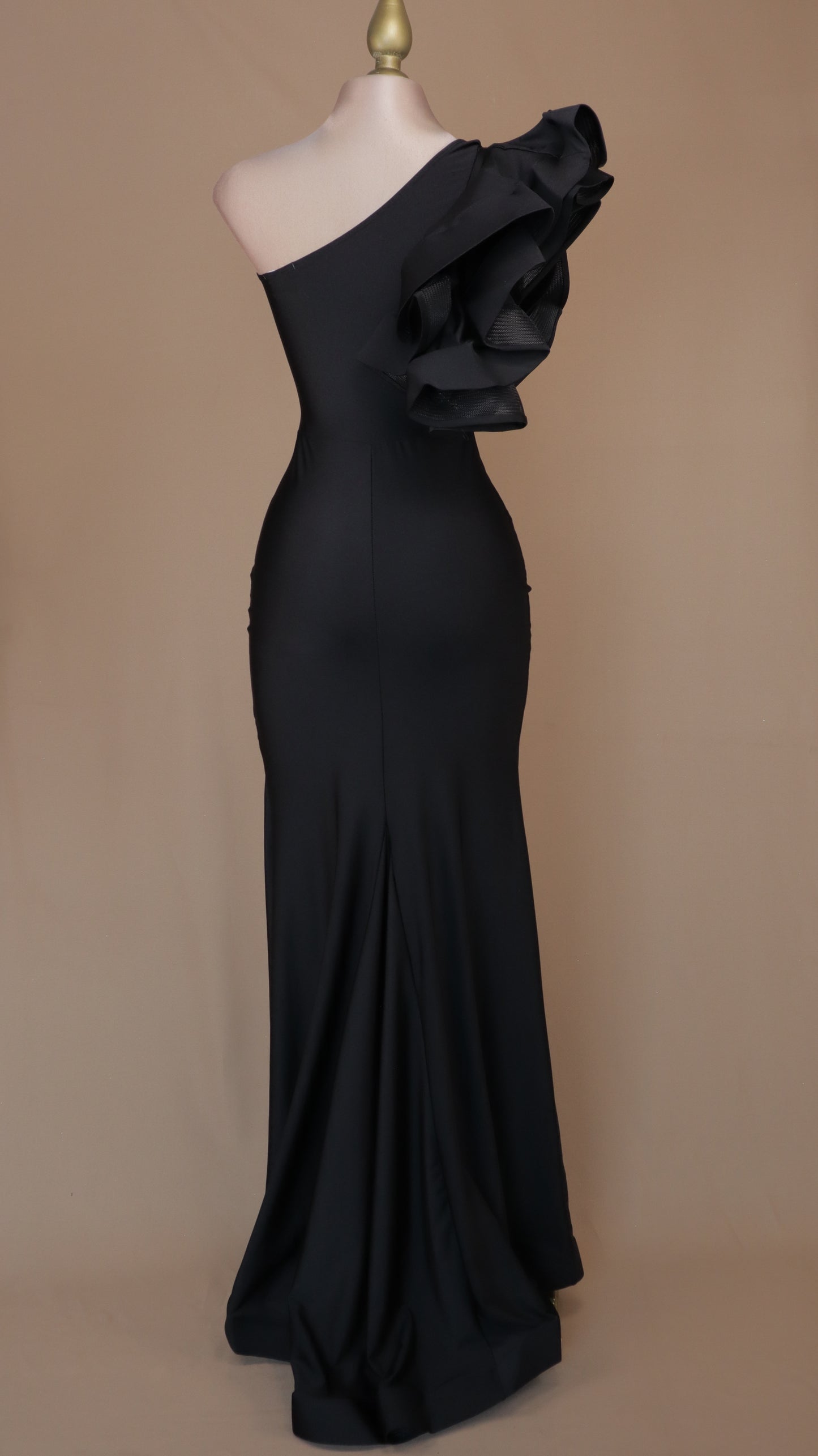 Vestido largo de licra con escarola y abertura