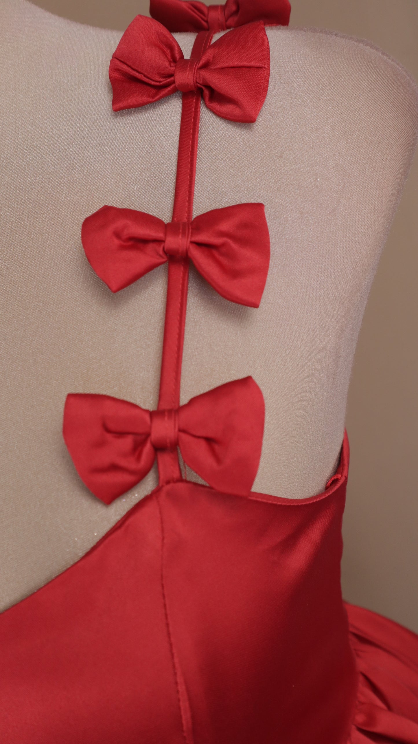 Vestido corto L.A con moños en tirantes