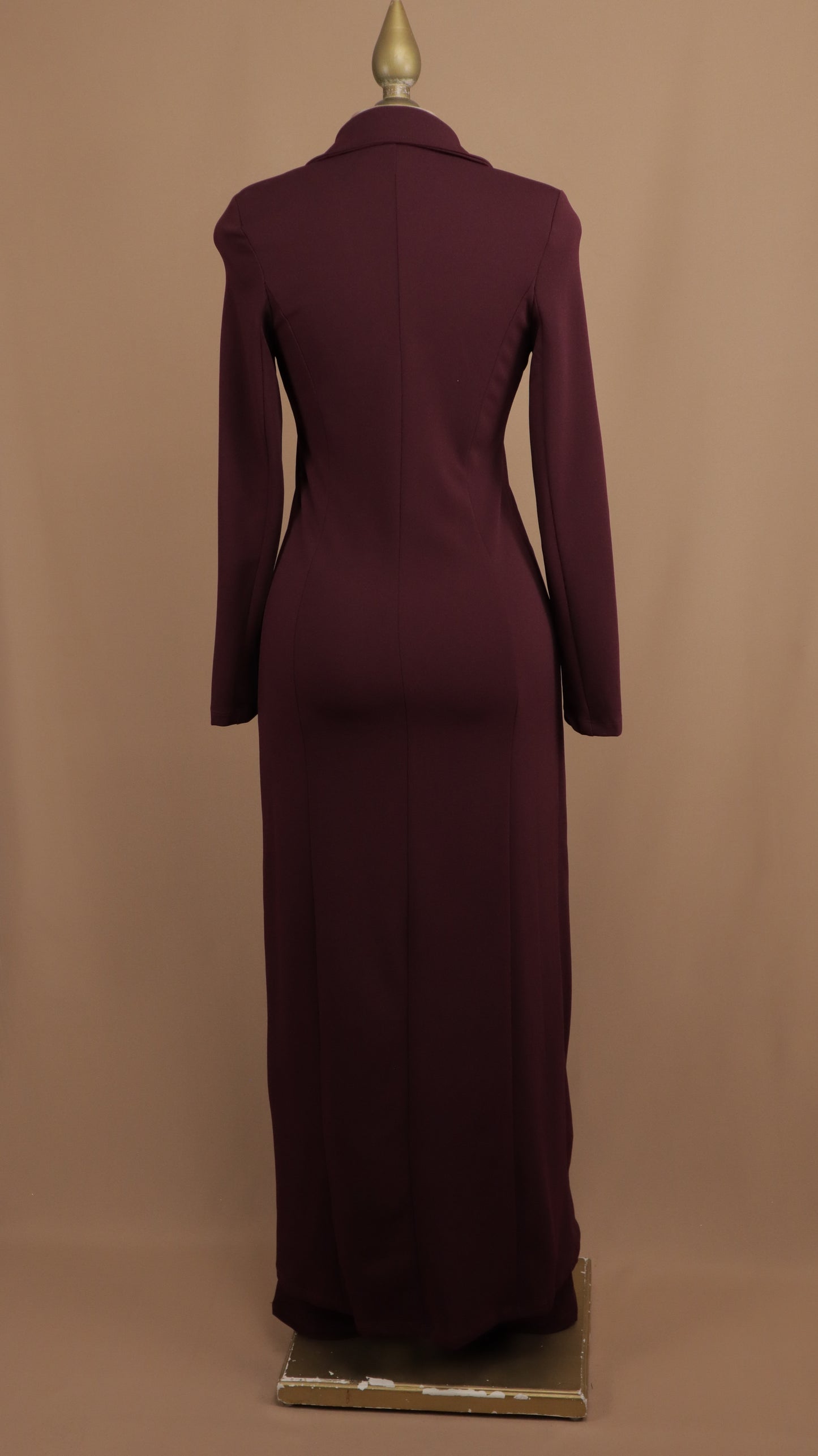 Conjunto de pantalón y gabardina con botón dorado