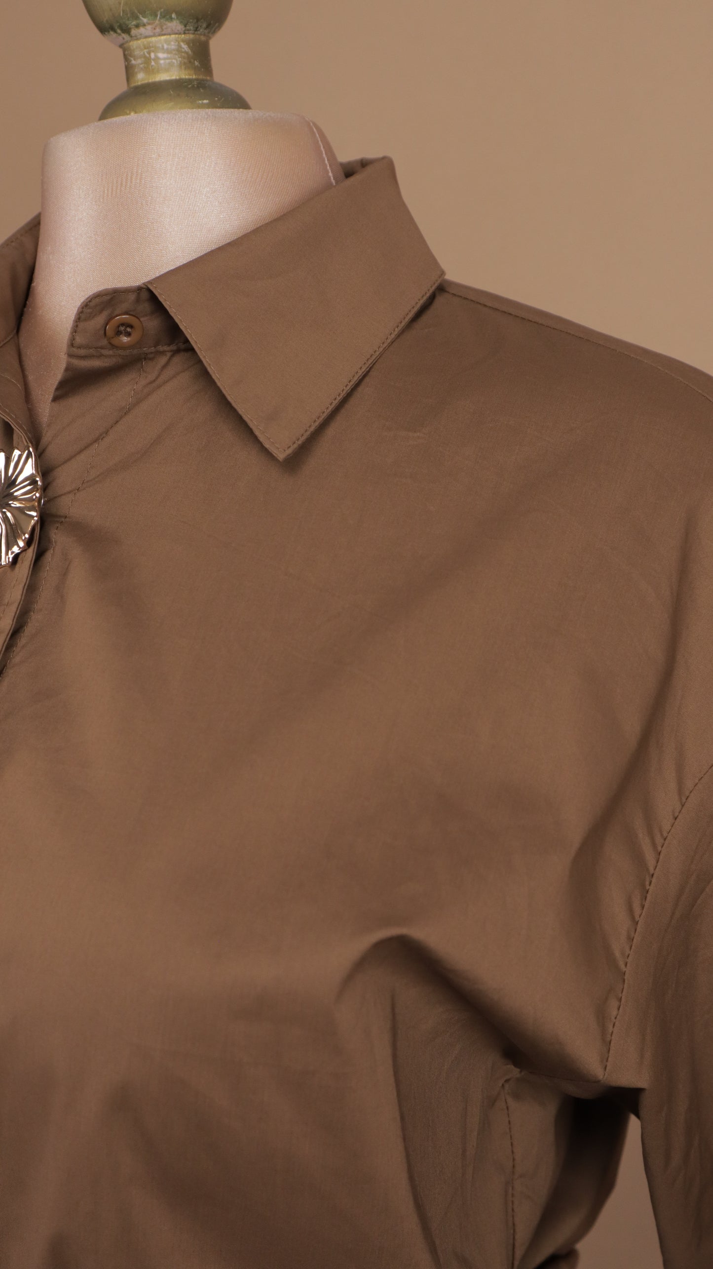 Blusa manga larga con botón dorado