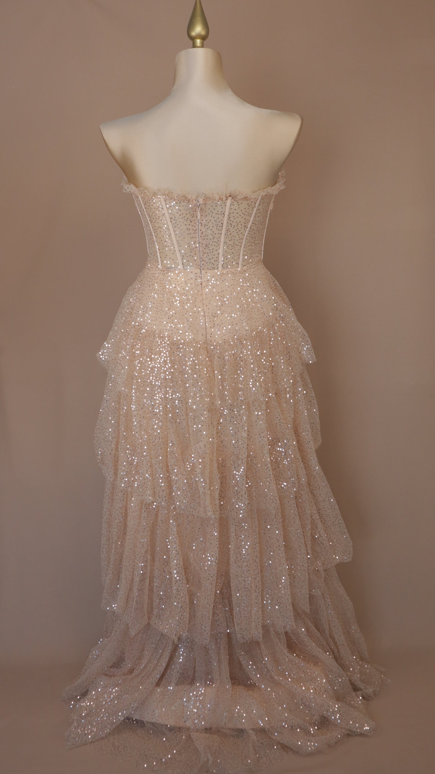 Vestido extra con olanes y lentejuela