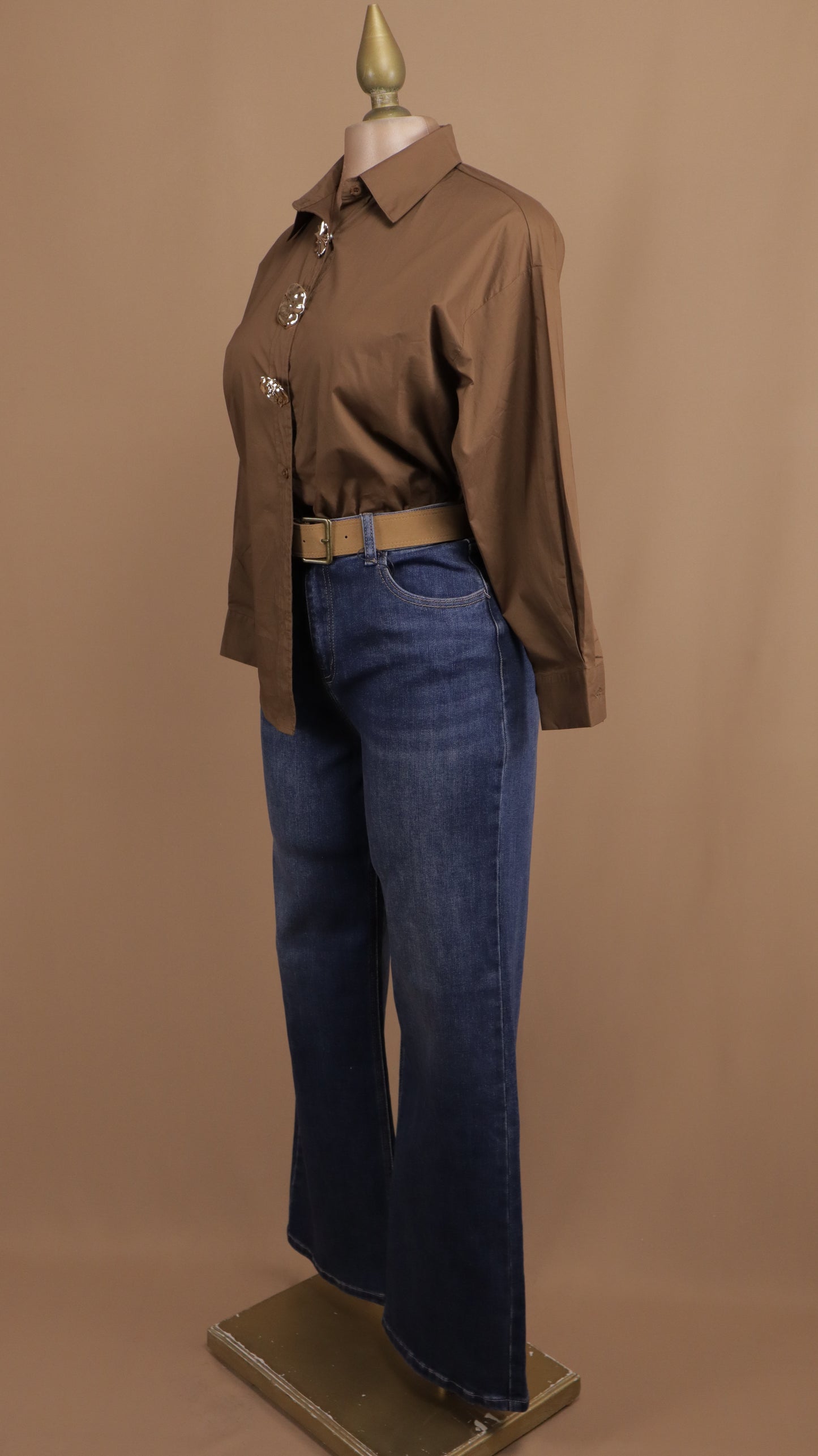 Pantalón de mezclilla obscura con cinturón